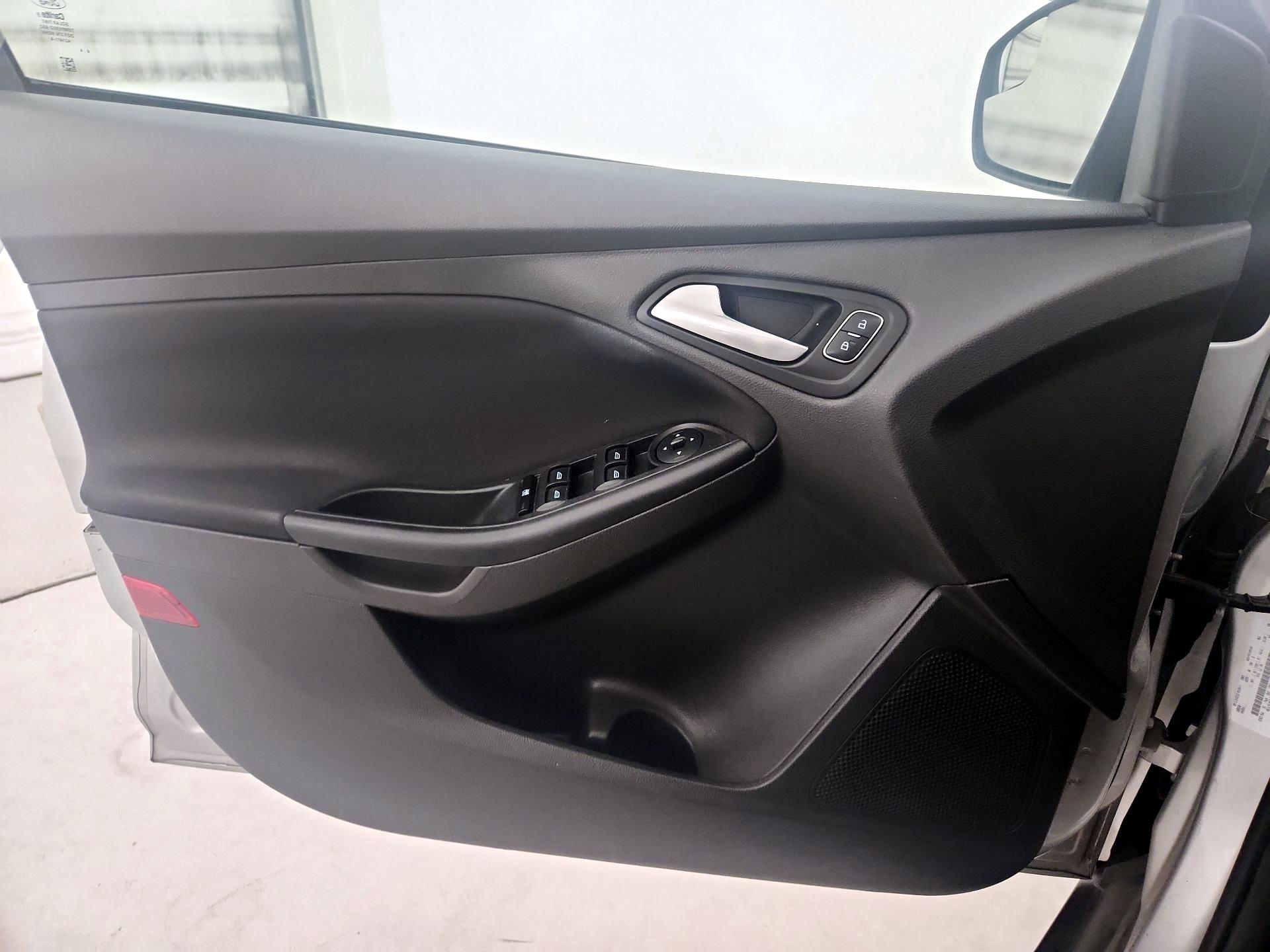 Thumbnail: 2016 Ford Focus - 12