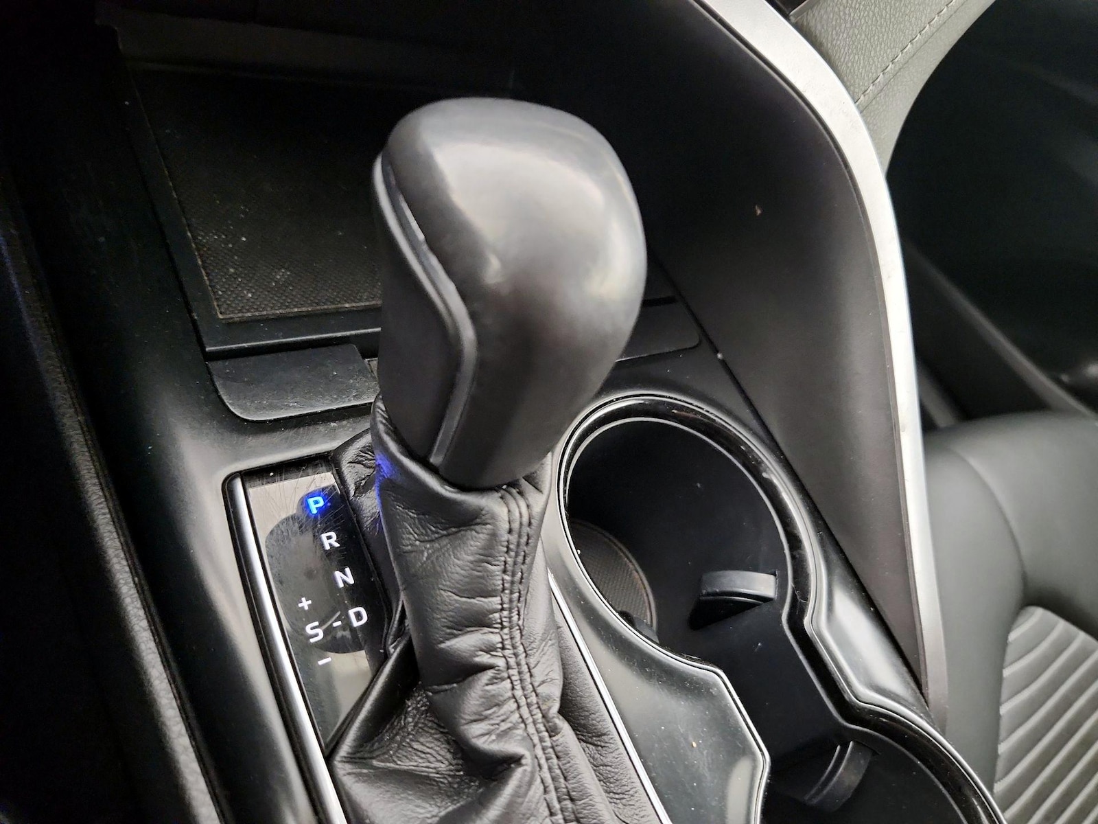 2019 Toyota Camry SE - Photo 18