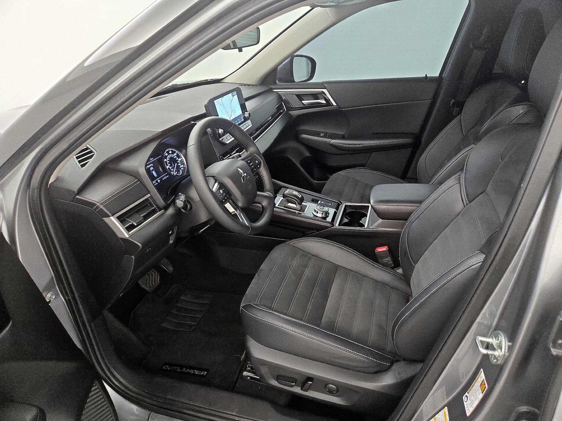 Thumbnail: 2023 Mitsubishi Outlander - 11