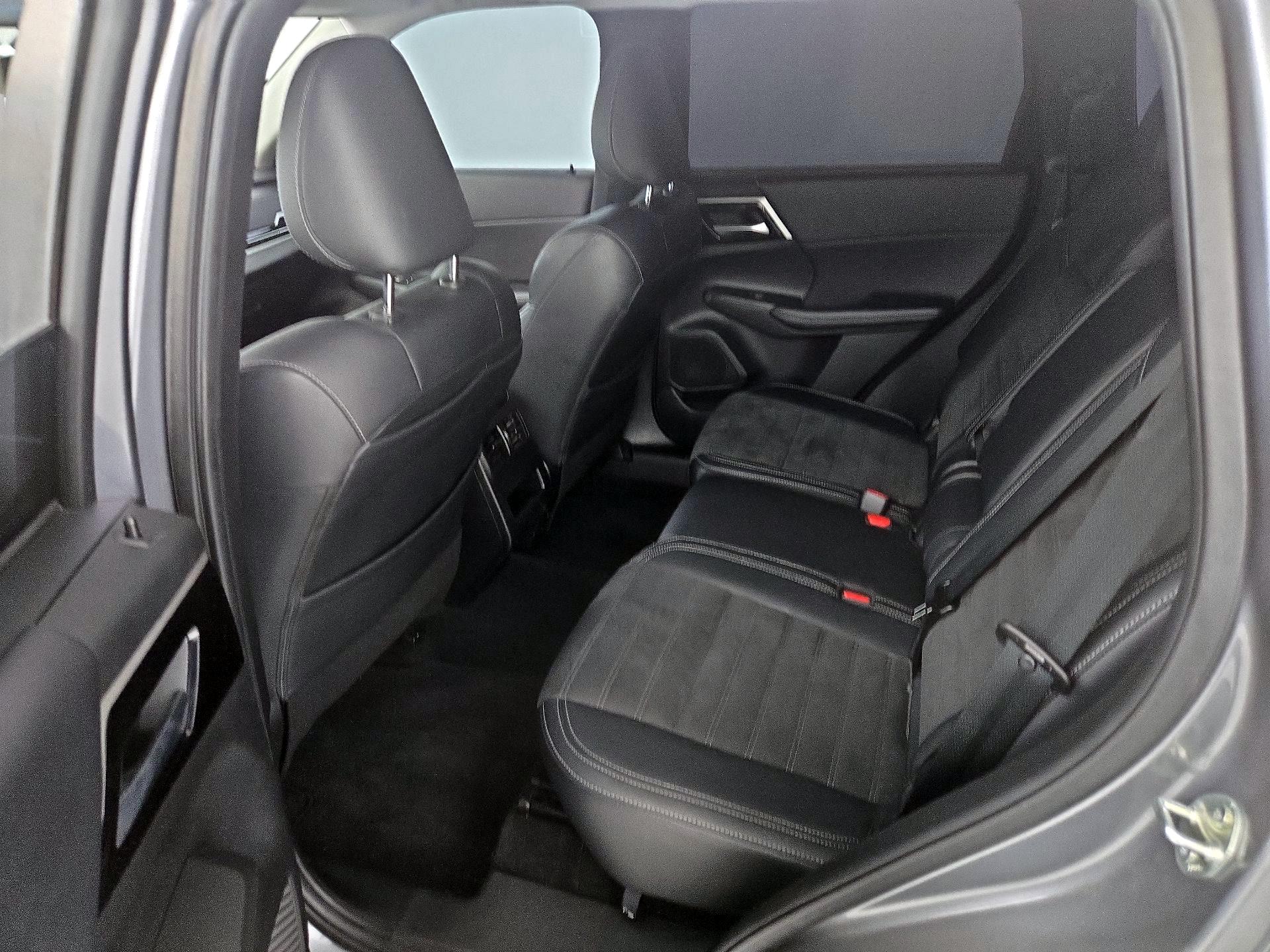 Thumbnail: 2023 Mitsubishi Outlander - 20