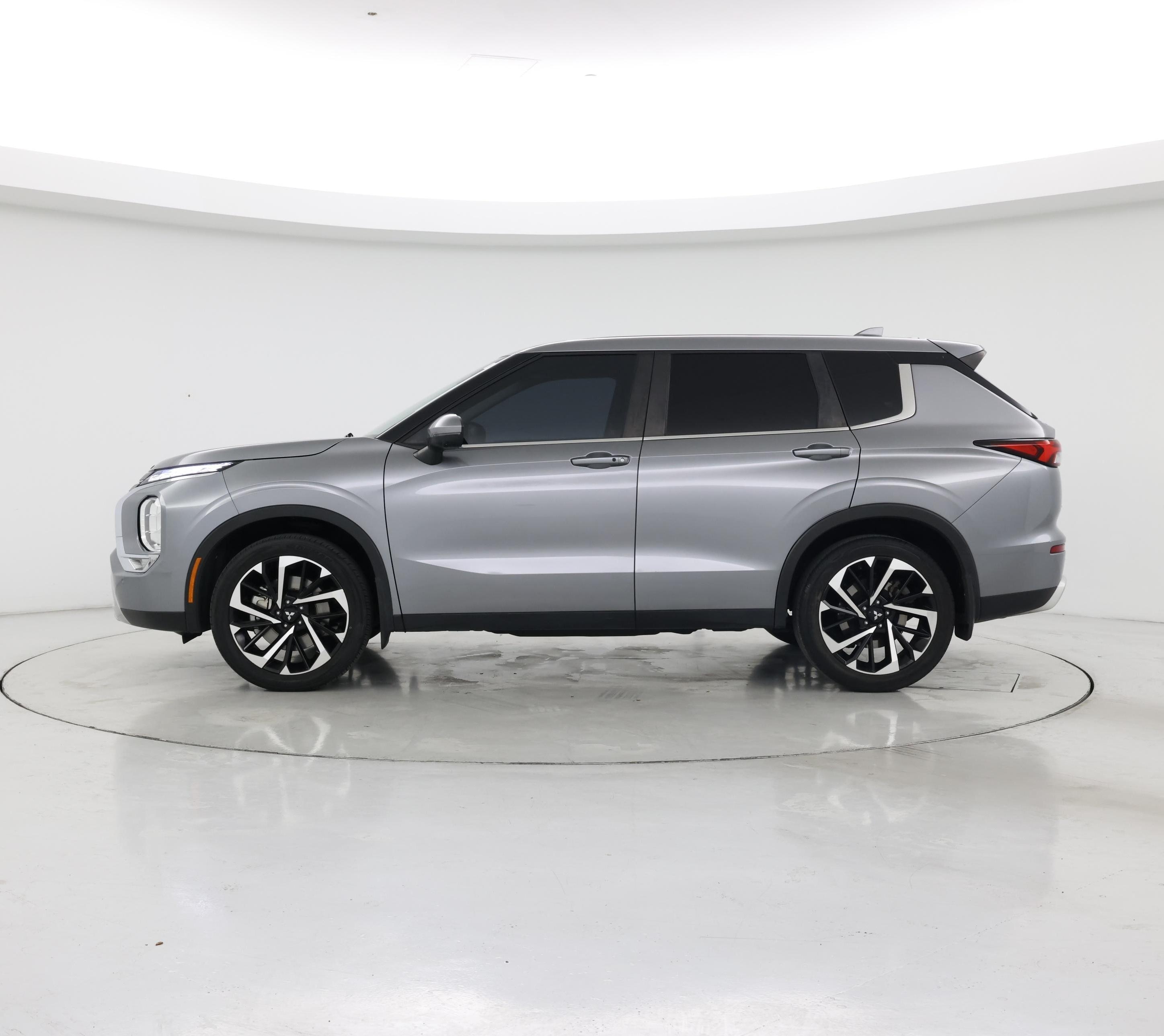 Thumbnail: 2023 Mitsubishi Outlander - 3