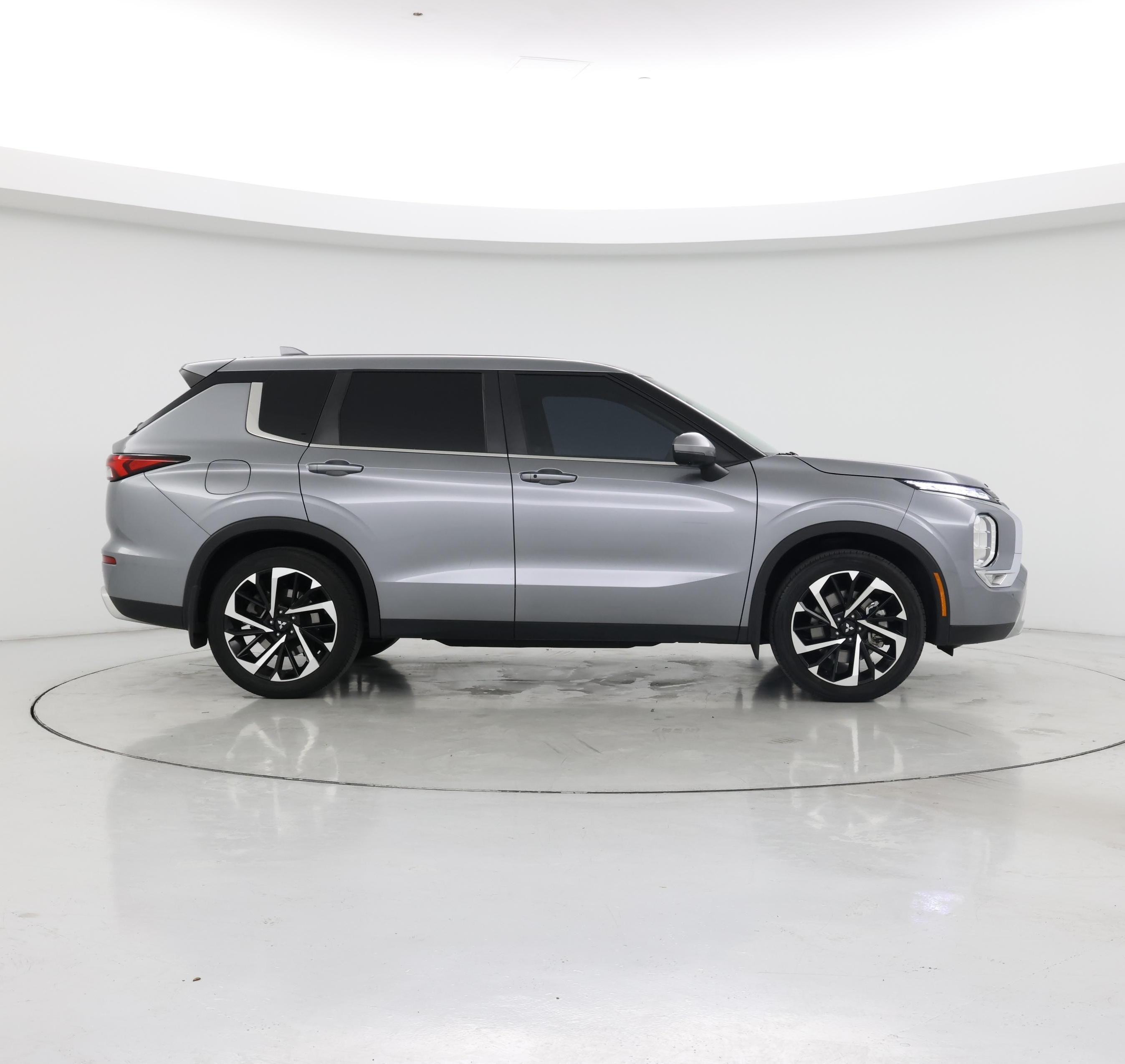 Thumbnail: 2023 Mitsubishi Outlander - 7