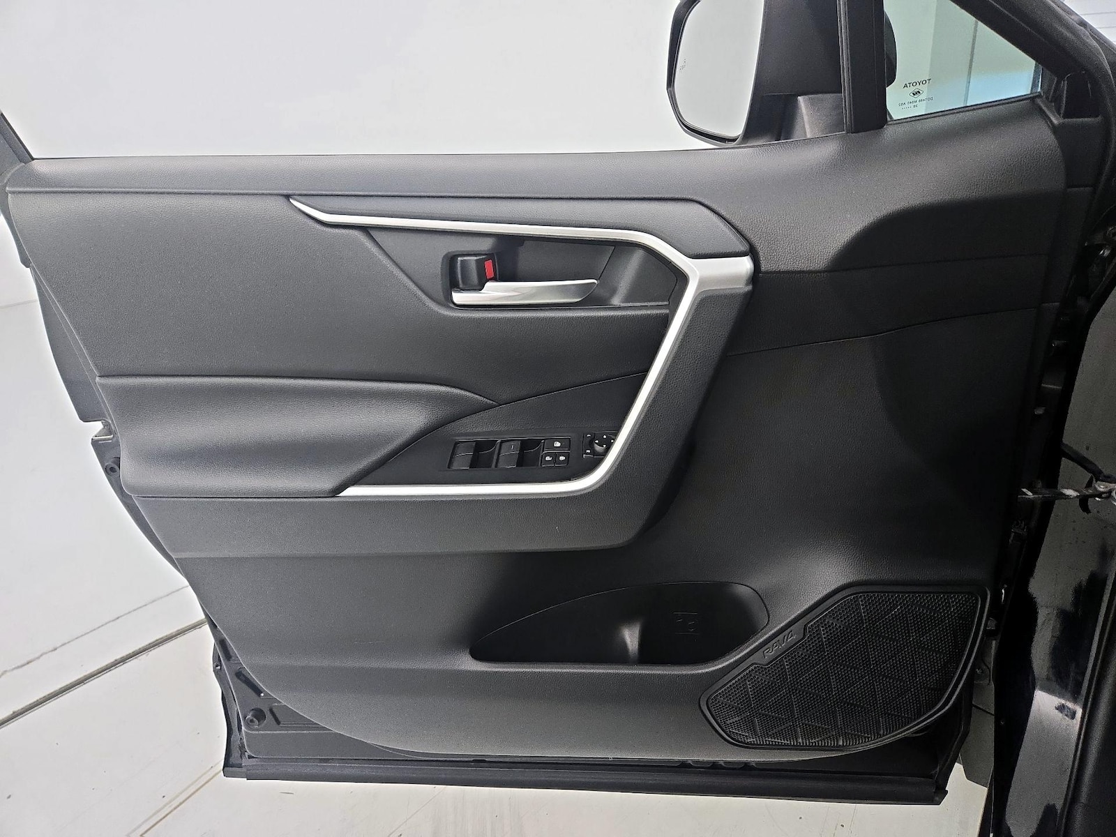 2021 Toyota RAV4 XLE - Photo 13