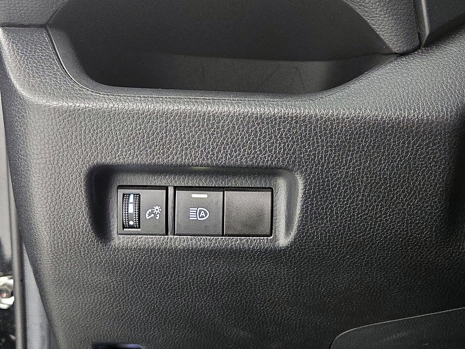 2021 Toyota RAV4 XLE - Photo 14