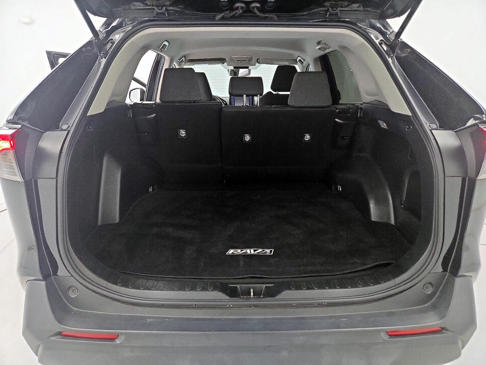 2021 Toyota RAV4 XLE - Photo 21