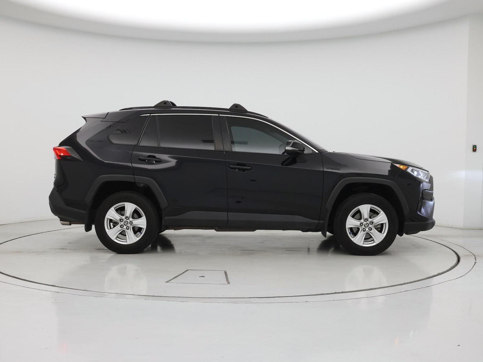 2021 Toyota RAV4 XLE - Photo 8