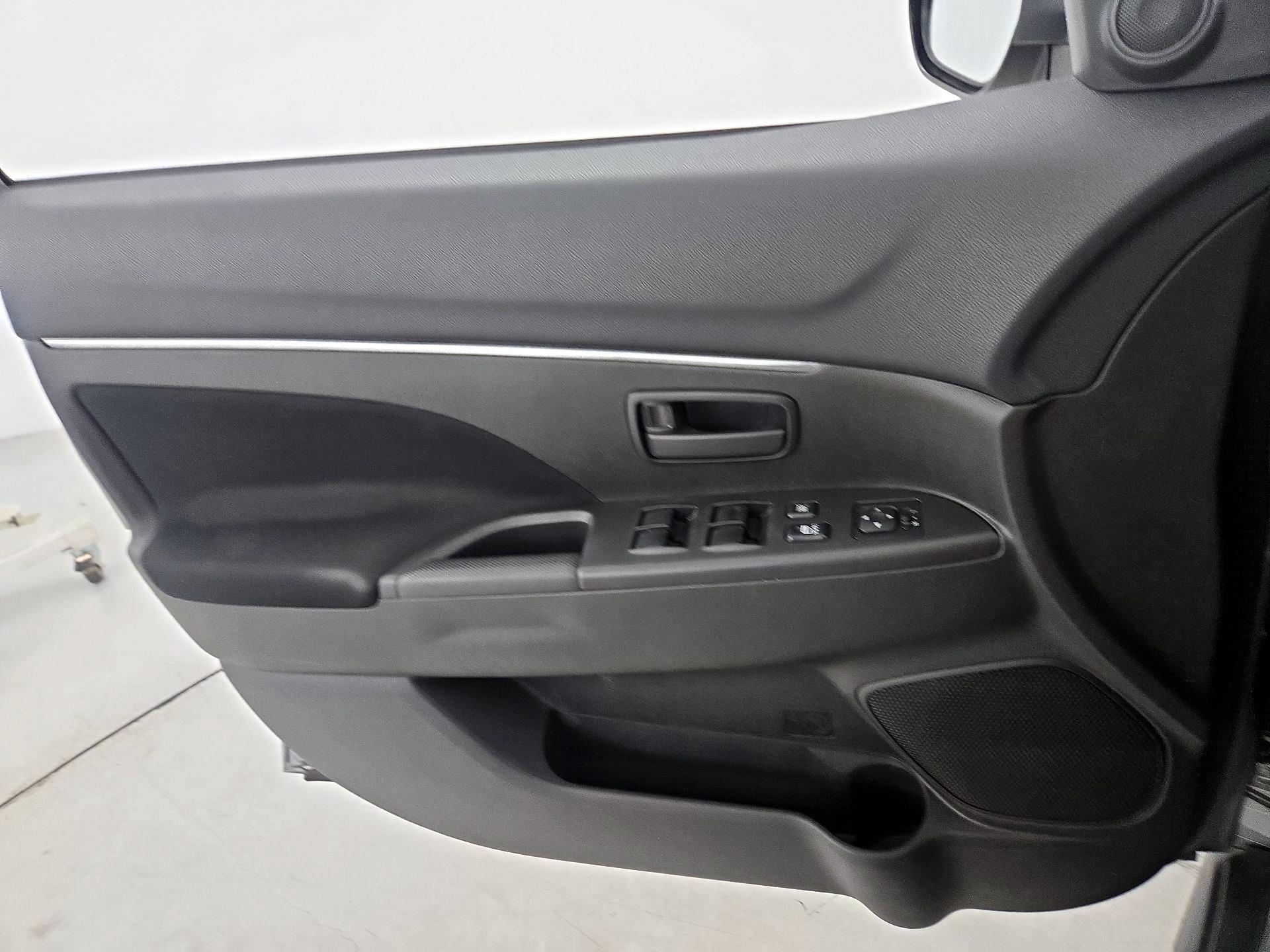 Thumbnail: 2014 Mitsubishi Outlander Sport - 12