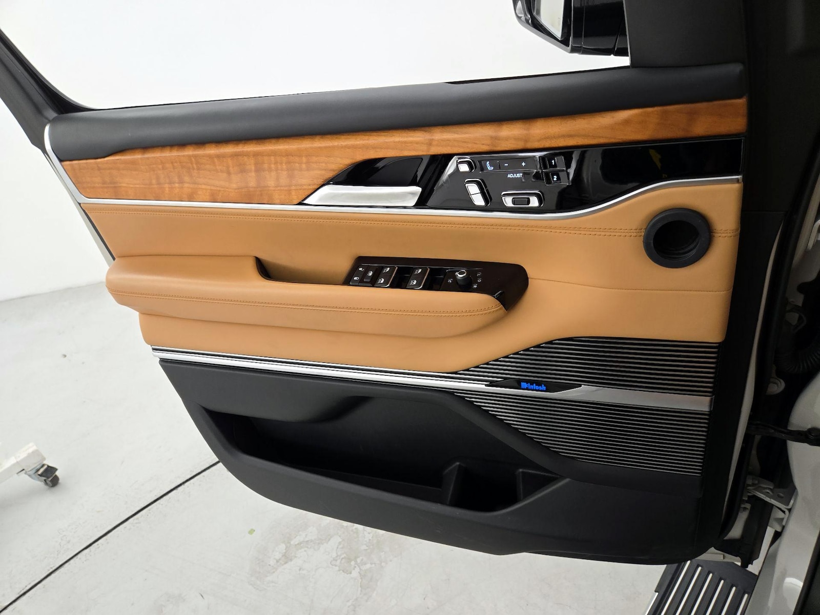 2022 Jeep Grand Wagoneer Series III - Photo 13