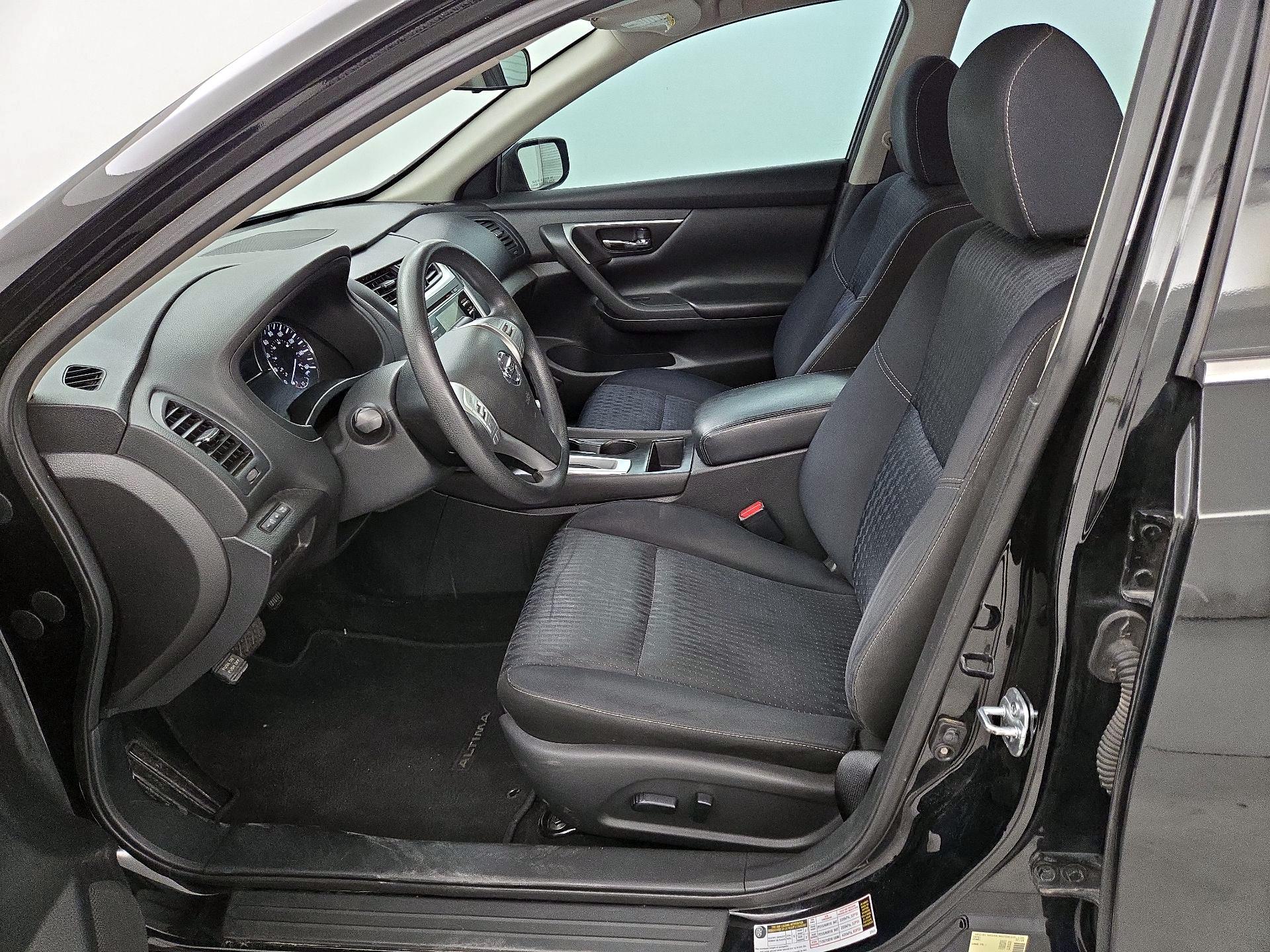 Thumbnail: 2016 Nissan Altima - 11