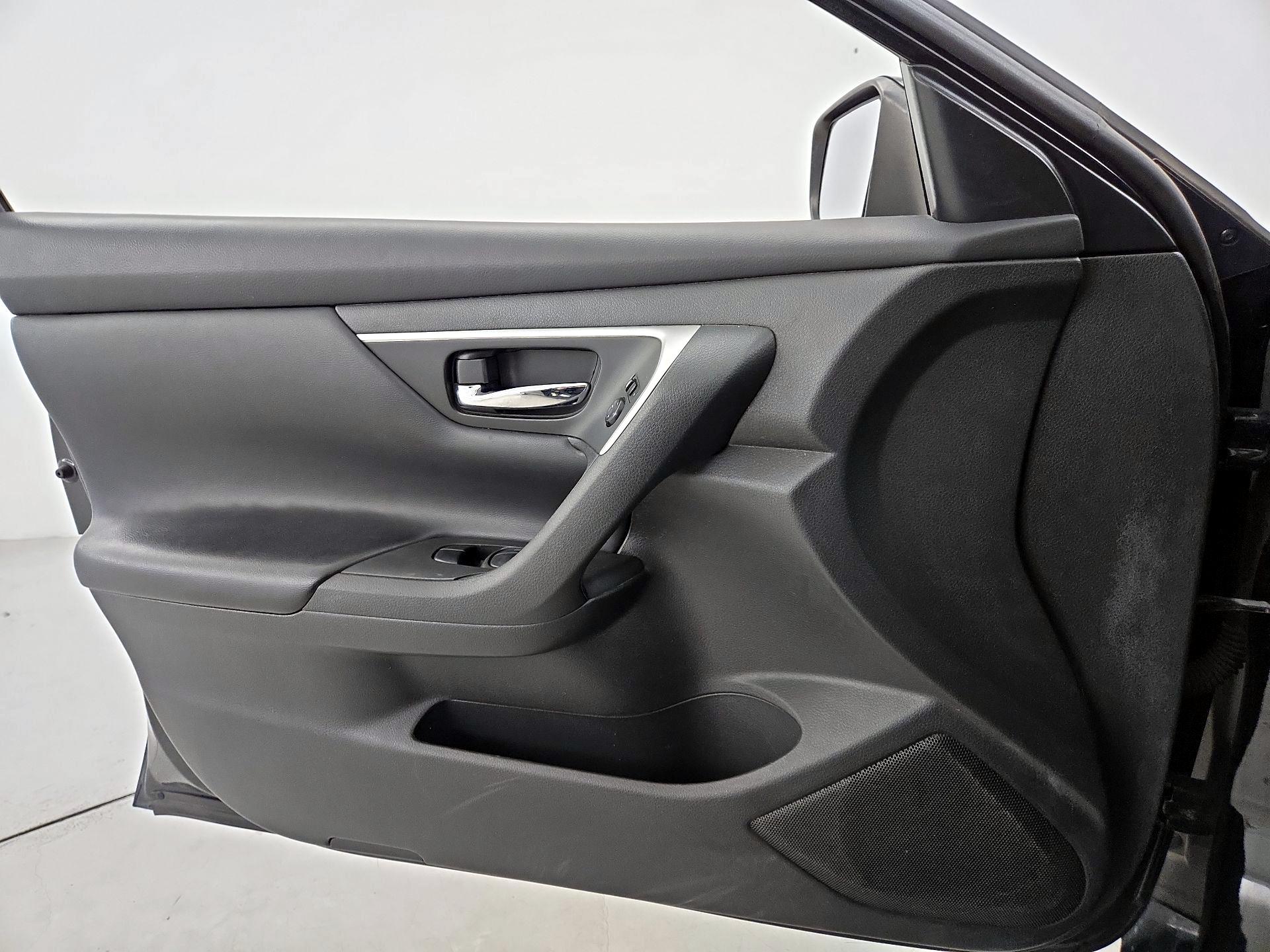 Thumbnail: 2016 Nissan Altima - 12
