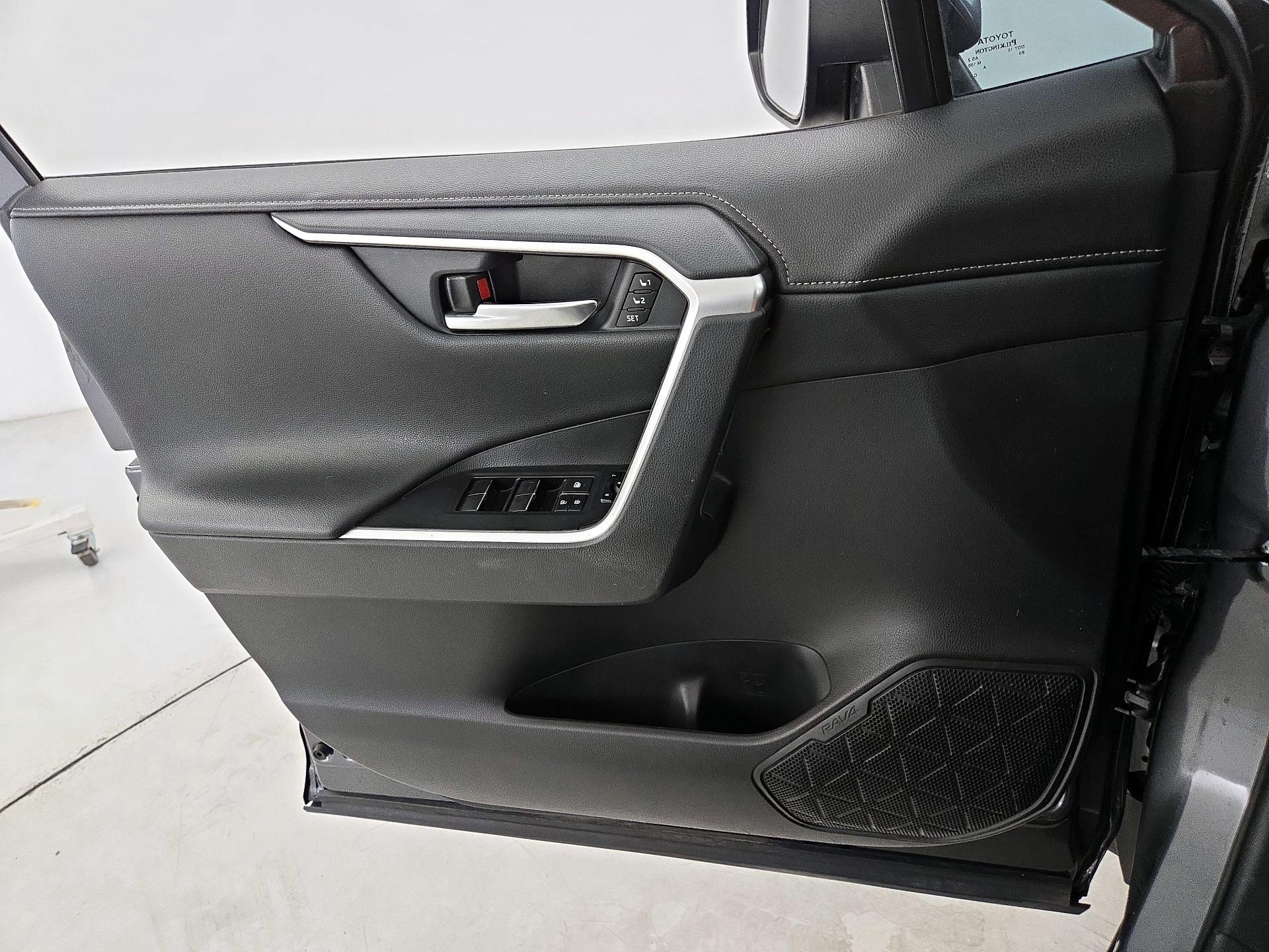 Thumbnail: 2020 Toyota RAV4 - 12
