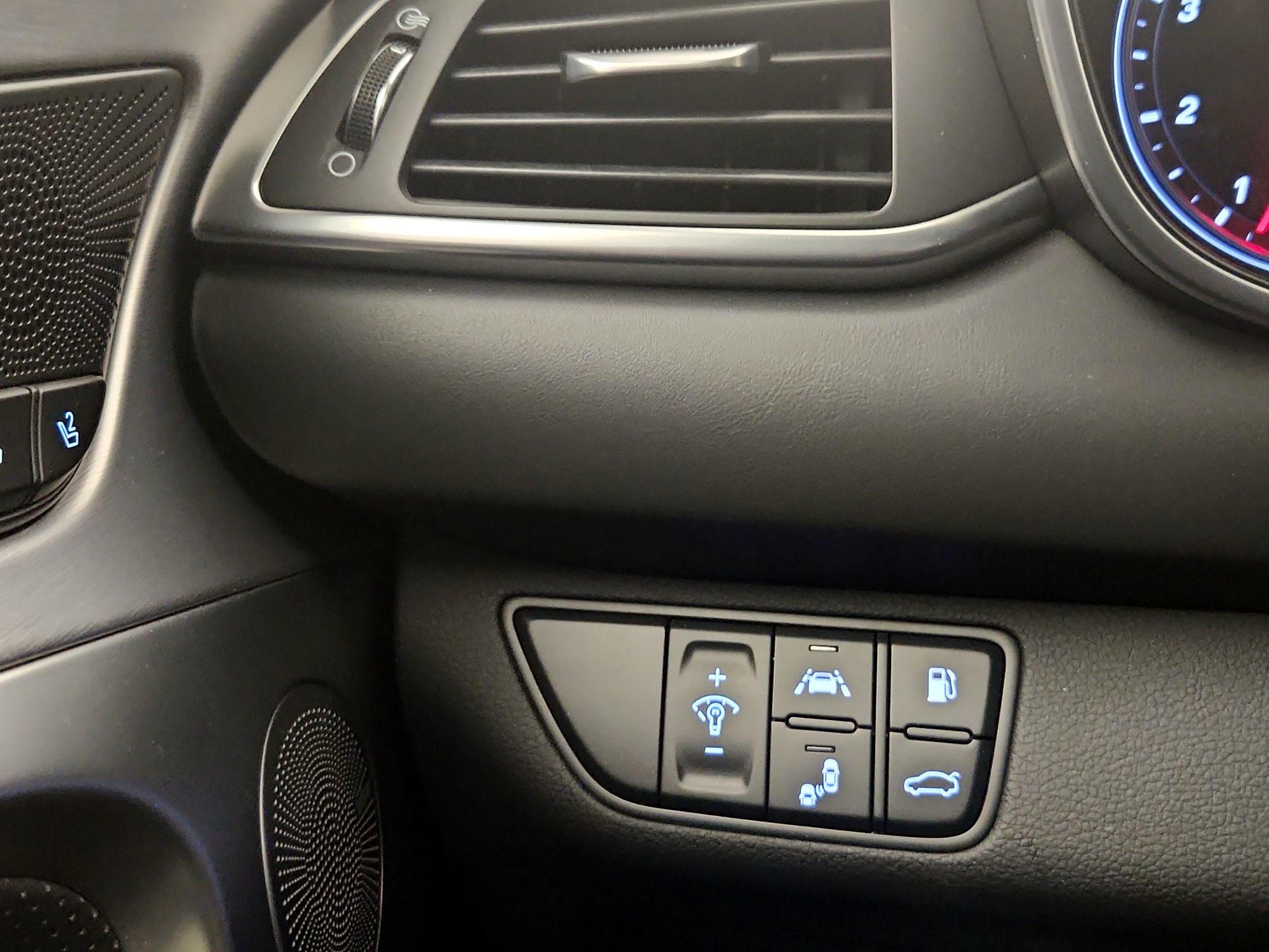 Thumbnail: 2019 Genesis G70 - 13