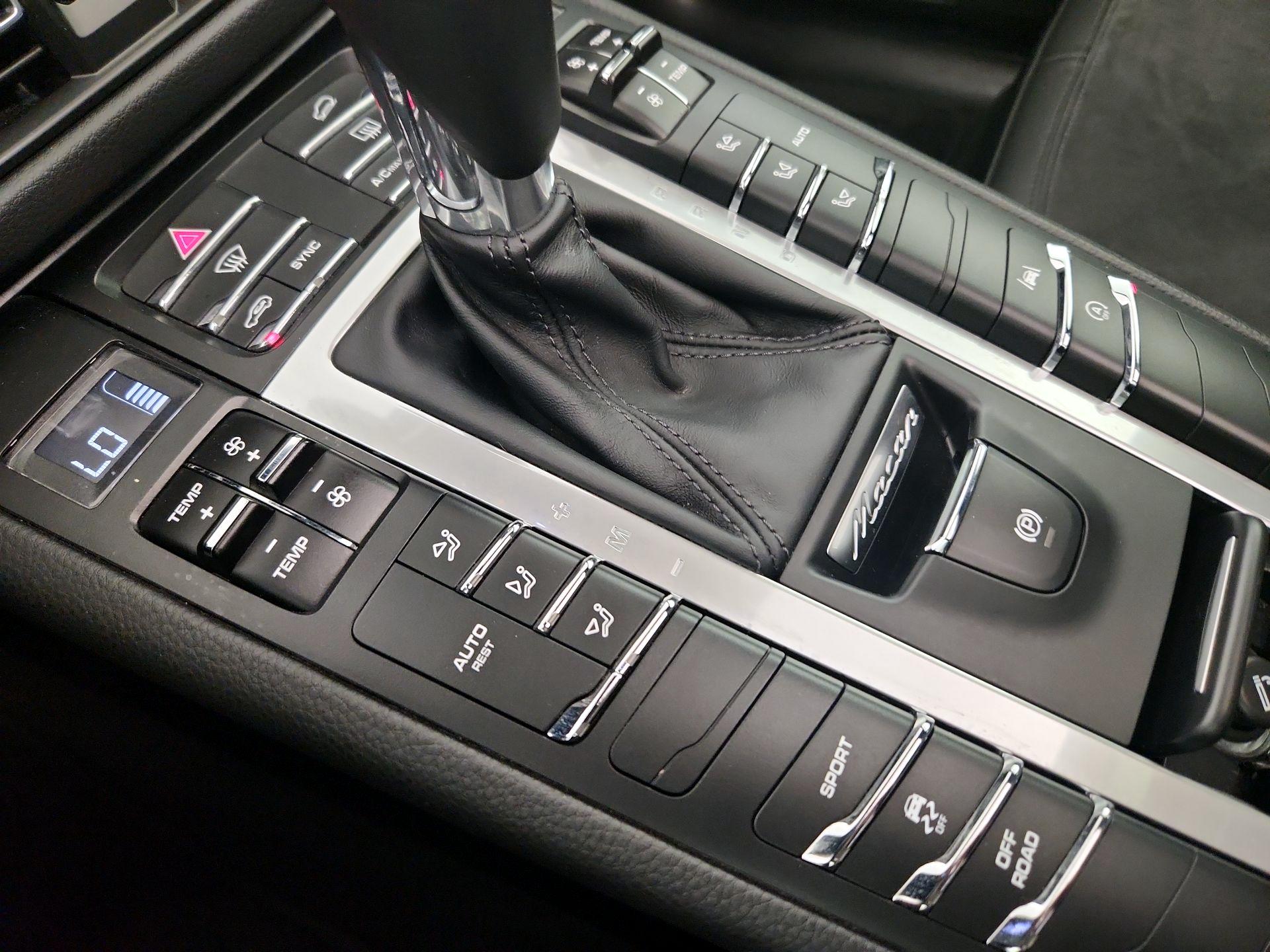 Thumbnail: 2020 Porsche Macan - 16
