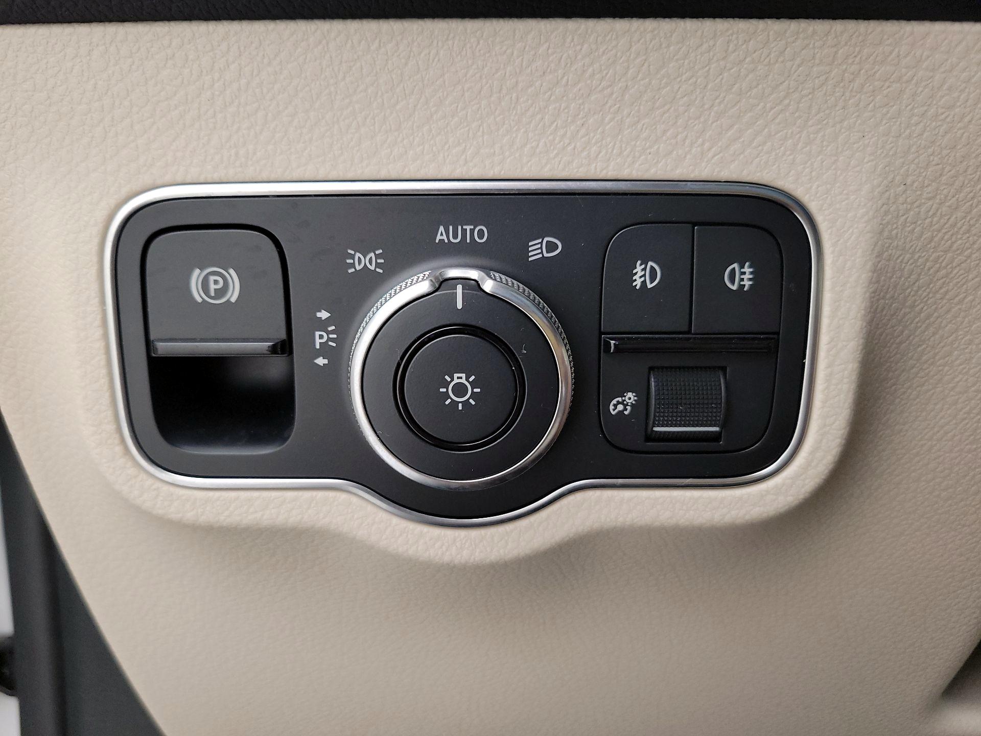 Thumbnail: 2022 Mercedes-Benz GLB - 11