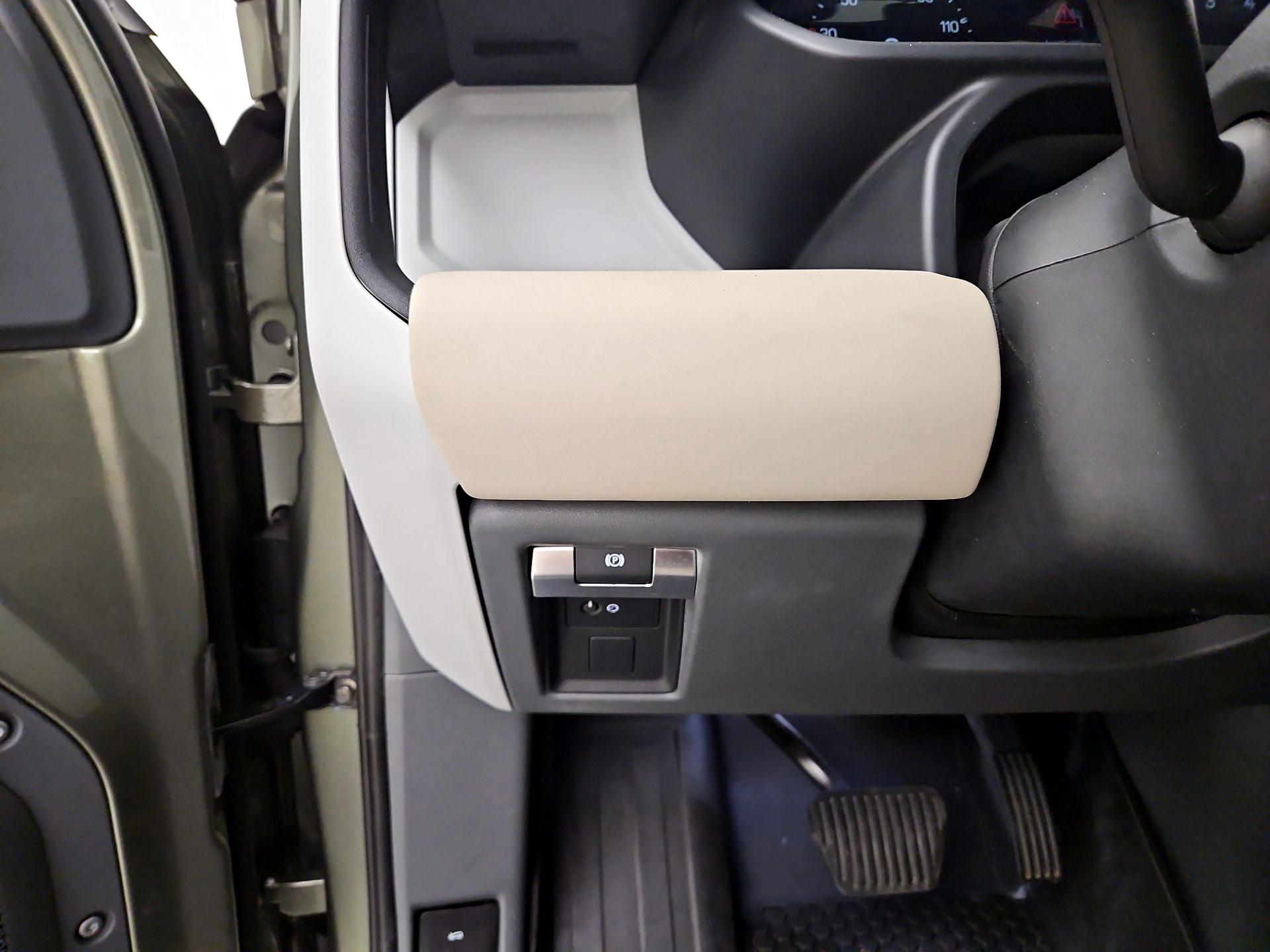 Thumbnail: 2022 Land Rover Defender - 13