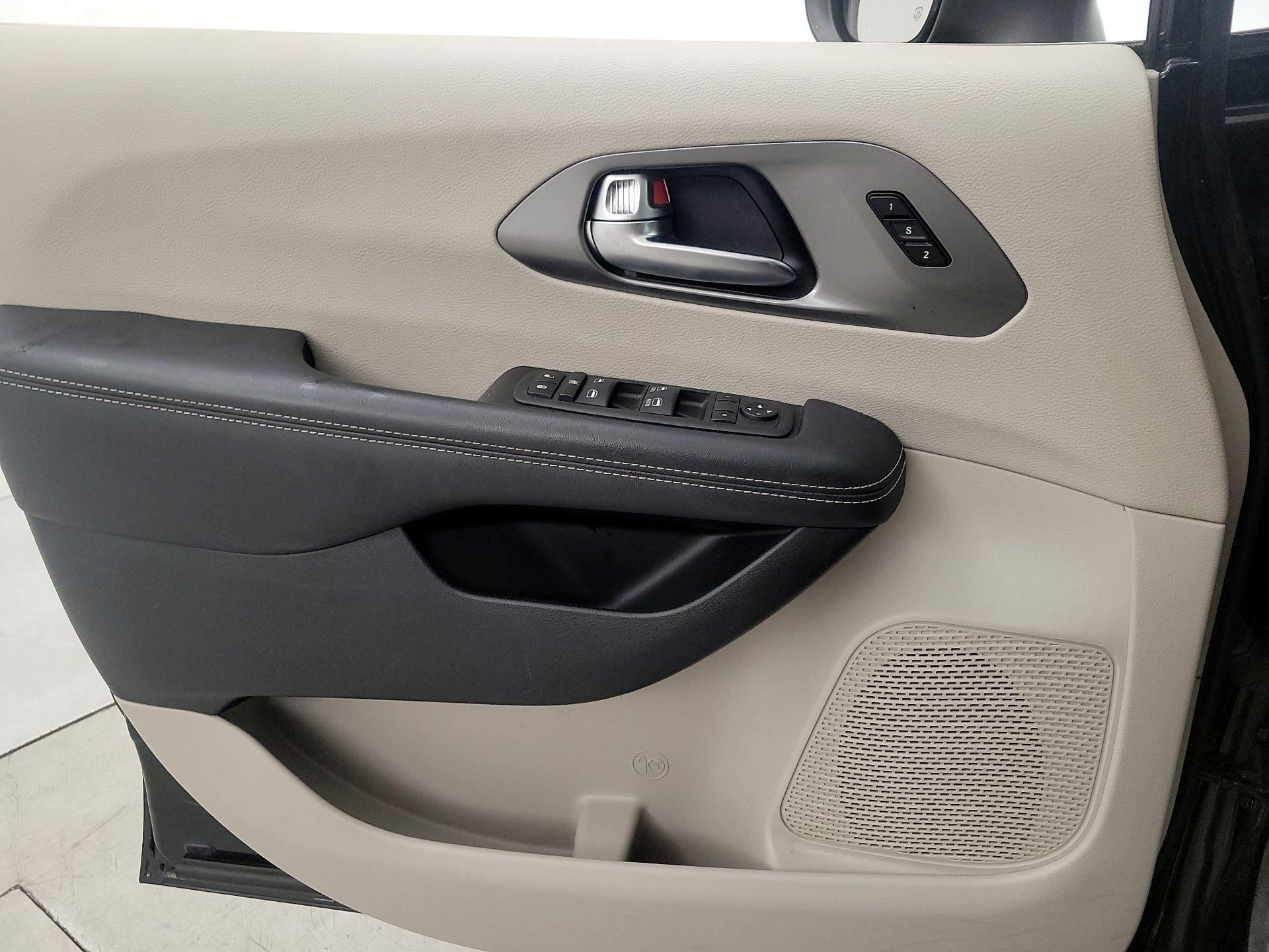 Thumbnail: 2023 Chrysler Pacifica - 12