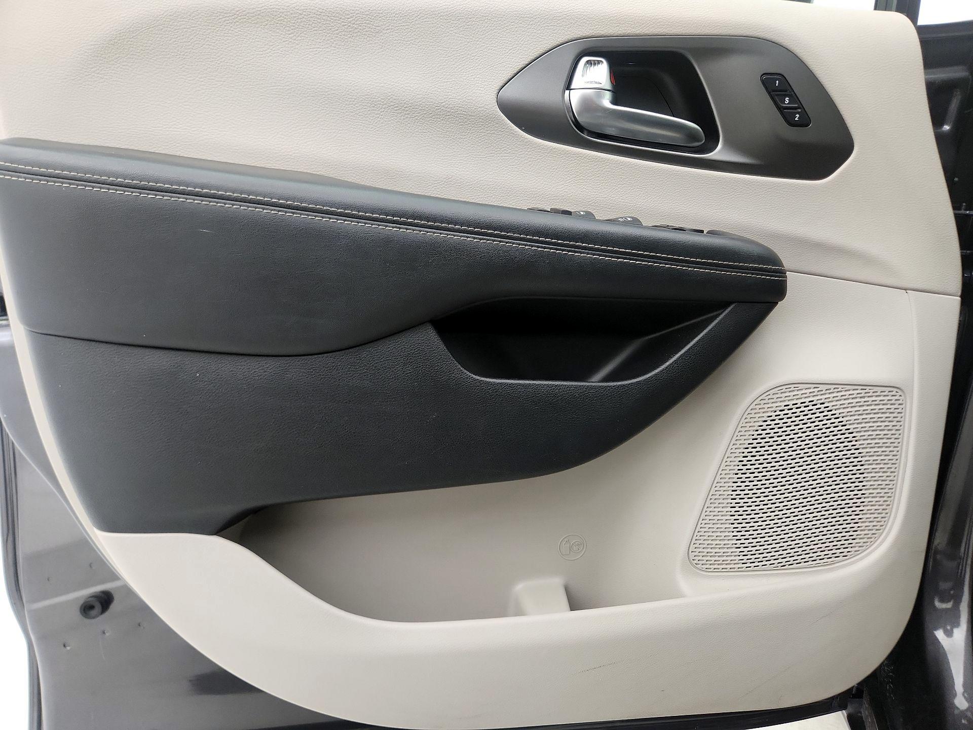 Thumbnail: 2023 Chrysler Pacifica - 12