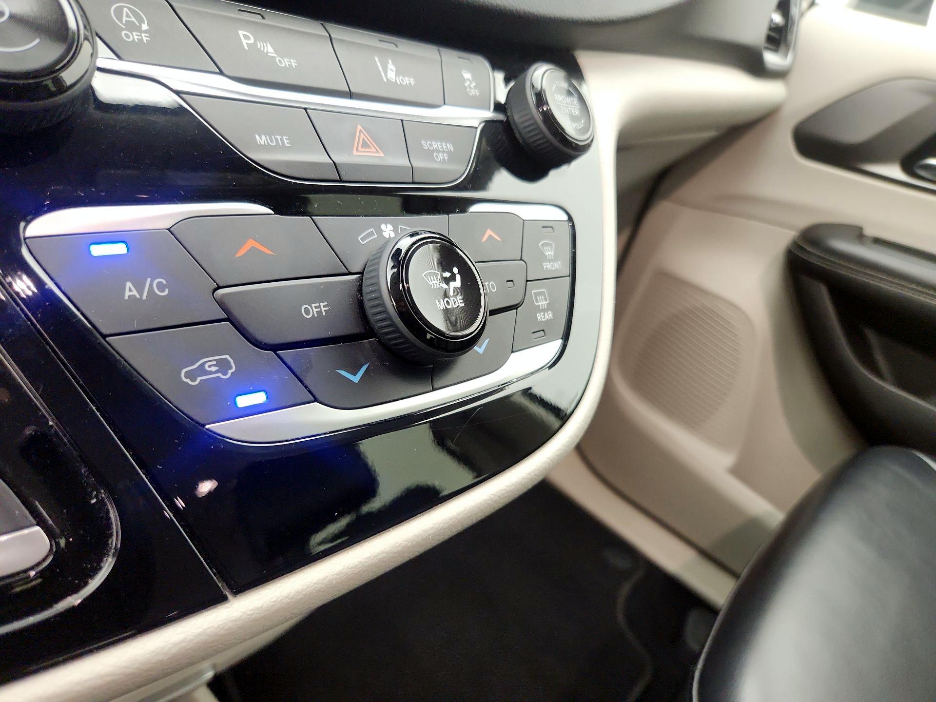 Thumbnail: 2023 Chrysler Pacifica - 16