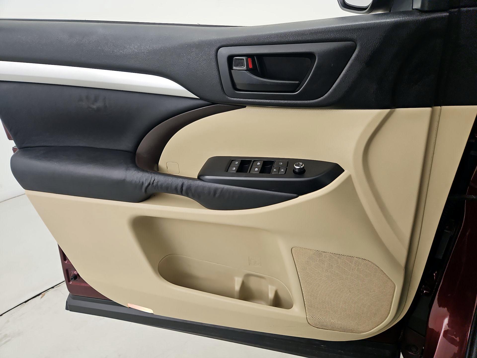 Thumbnail: 2015 Toyota Highlander - 12