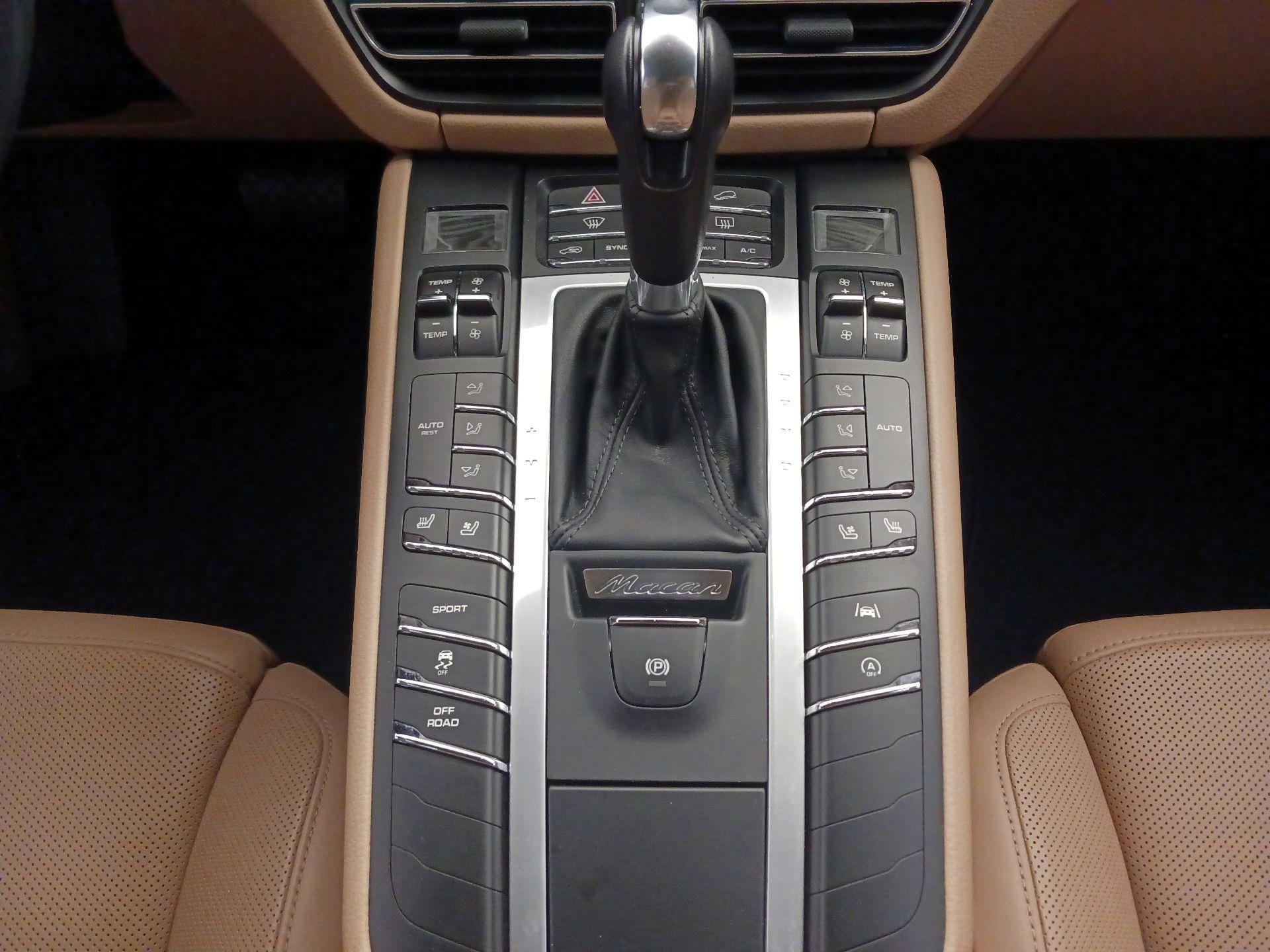 Thumbnail: 2020 Porsche Macan - 18