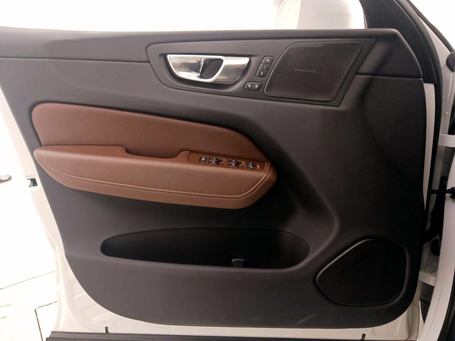 Thumbnail: 2022 Volvo XC60 - 12