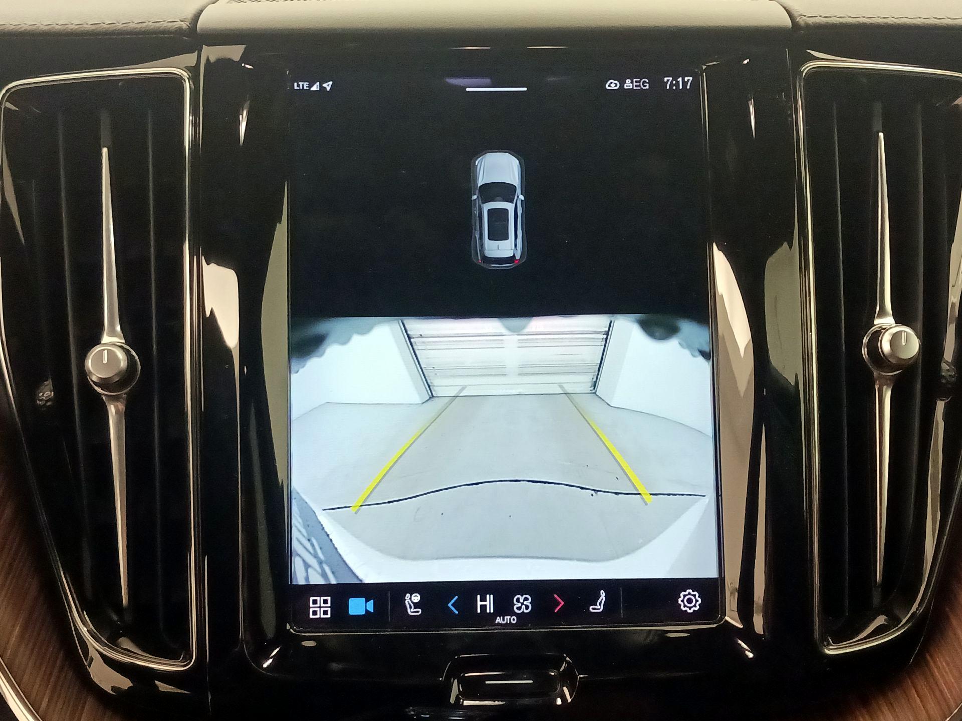 Thumbnail: 2022 Volvo XC60 - 15