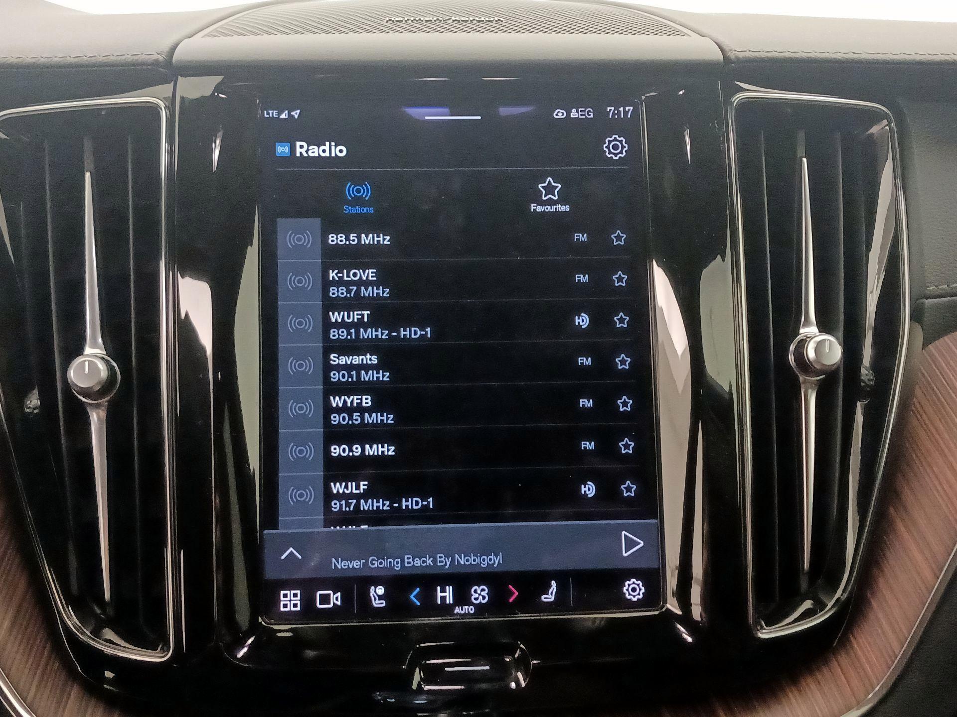 Thumbnail: 2022 Volvo XC60 - 16