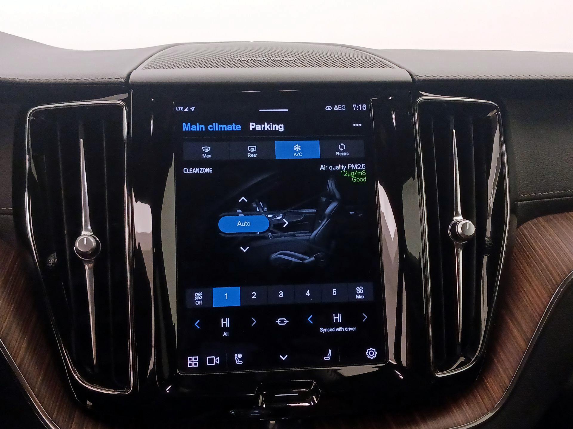 Thumbnail: 2022 Volvo XC60 - 17