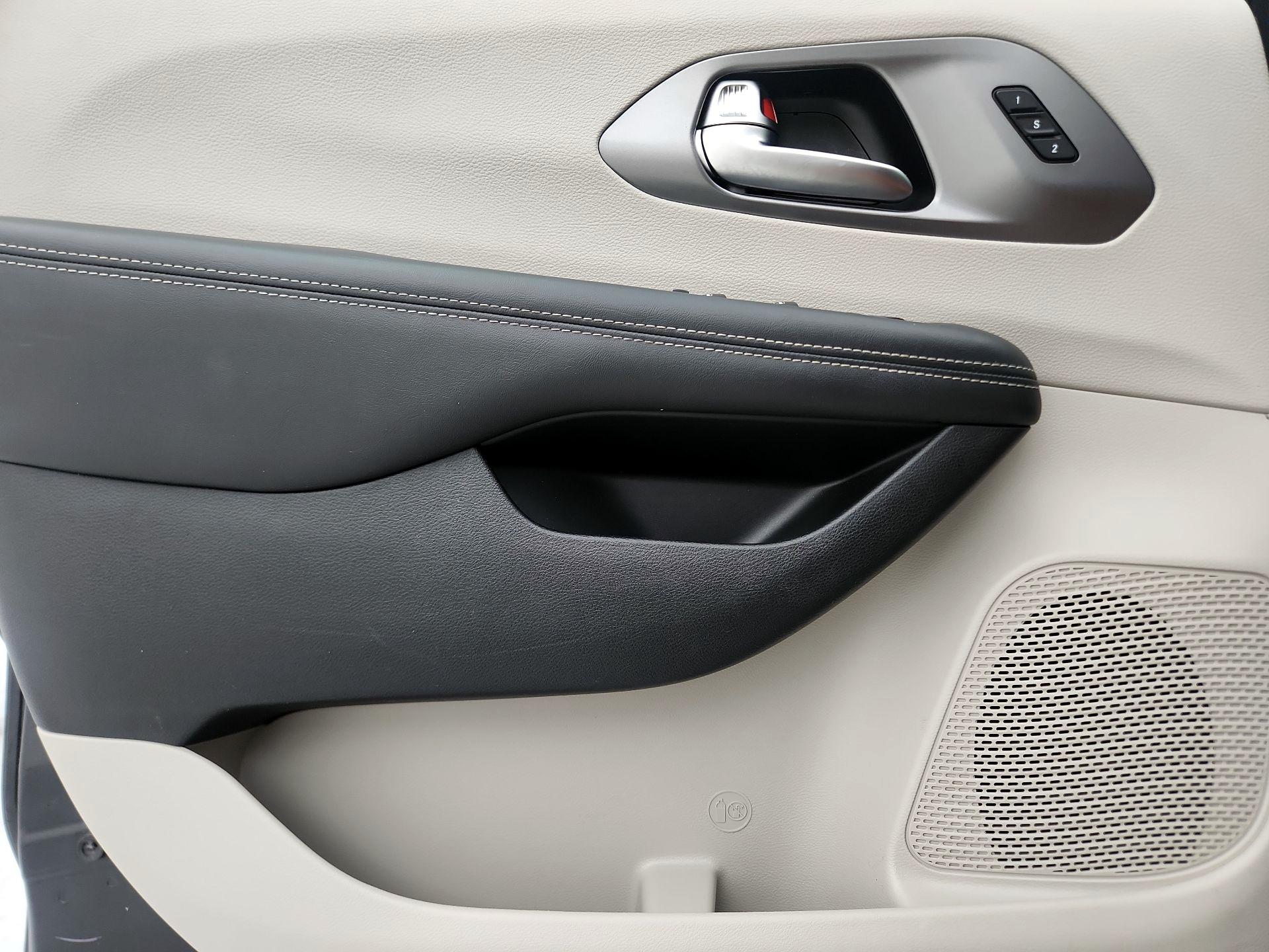 Thumbnail: 2023 Chrysler Pacifica - 12