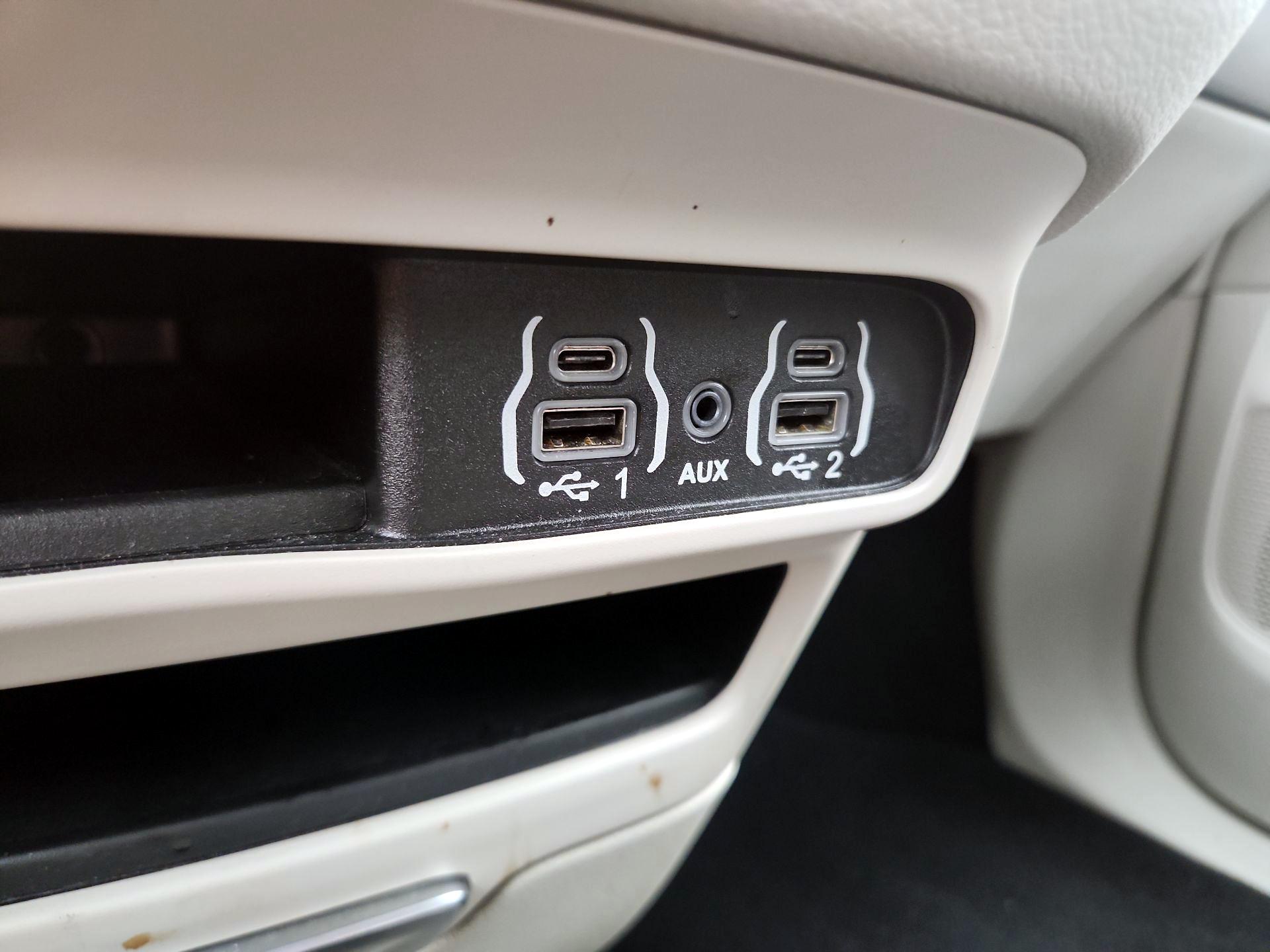 Thumbnail: 2023 Chrysler Pacifica - 18