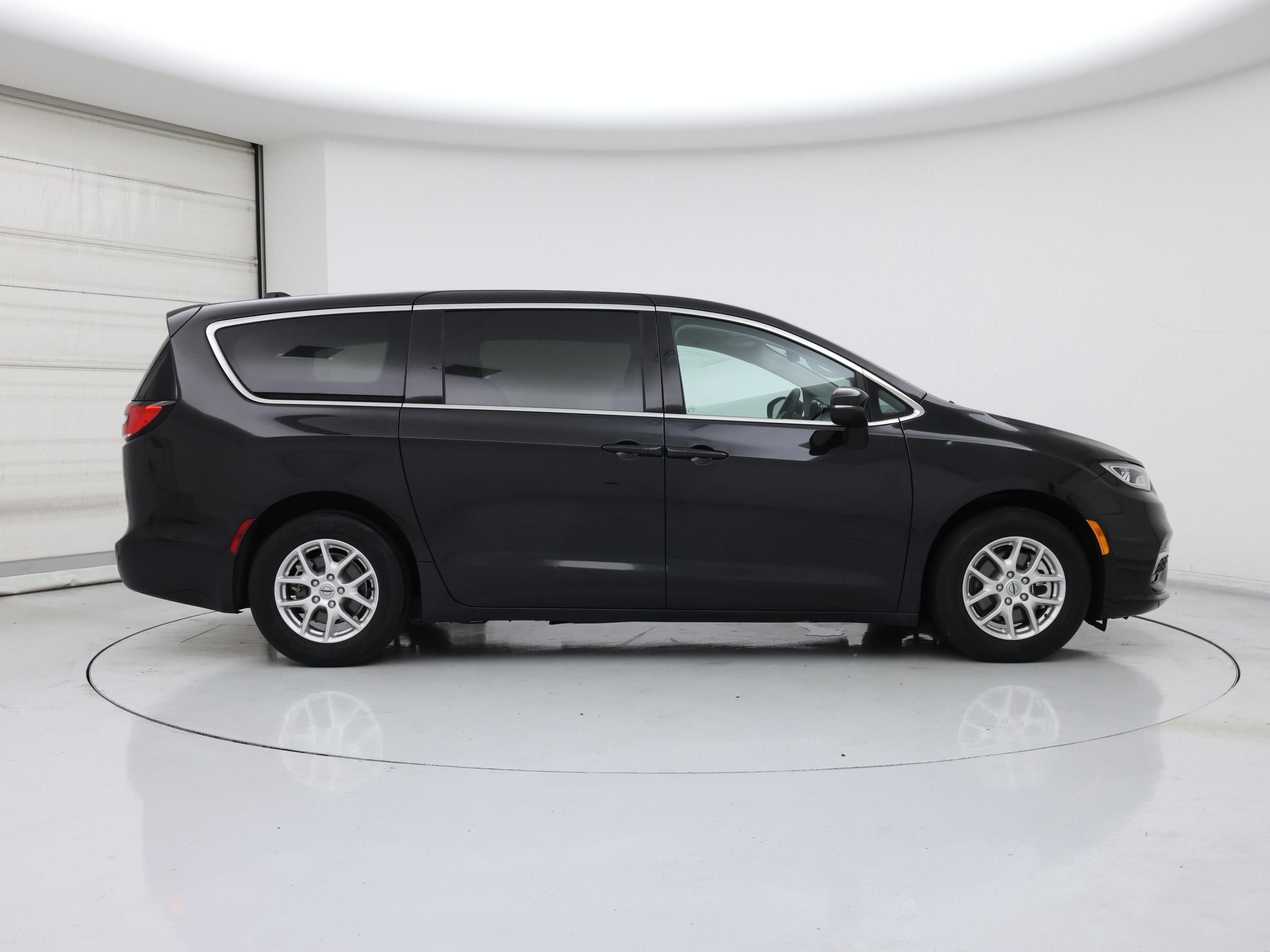 Thumbnail: 2023 Chrysler Pacifica - 7