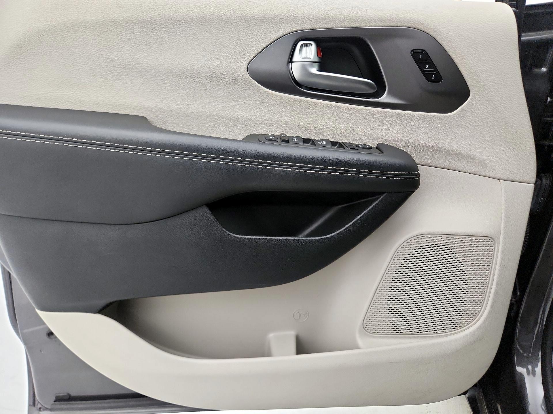 Thumbnail: 2023 Chrysler Pacifica - 12