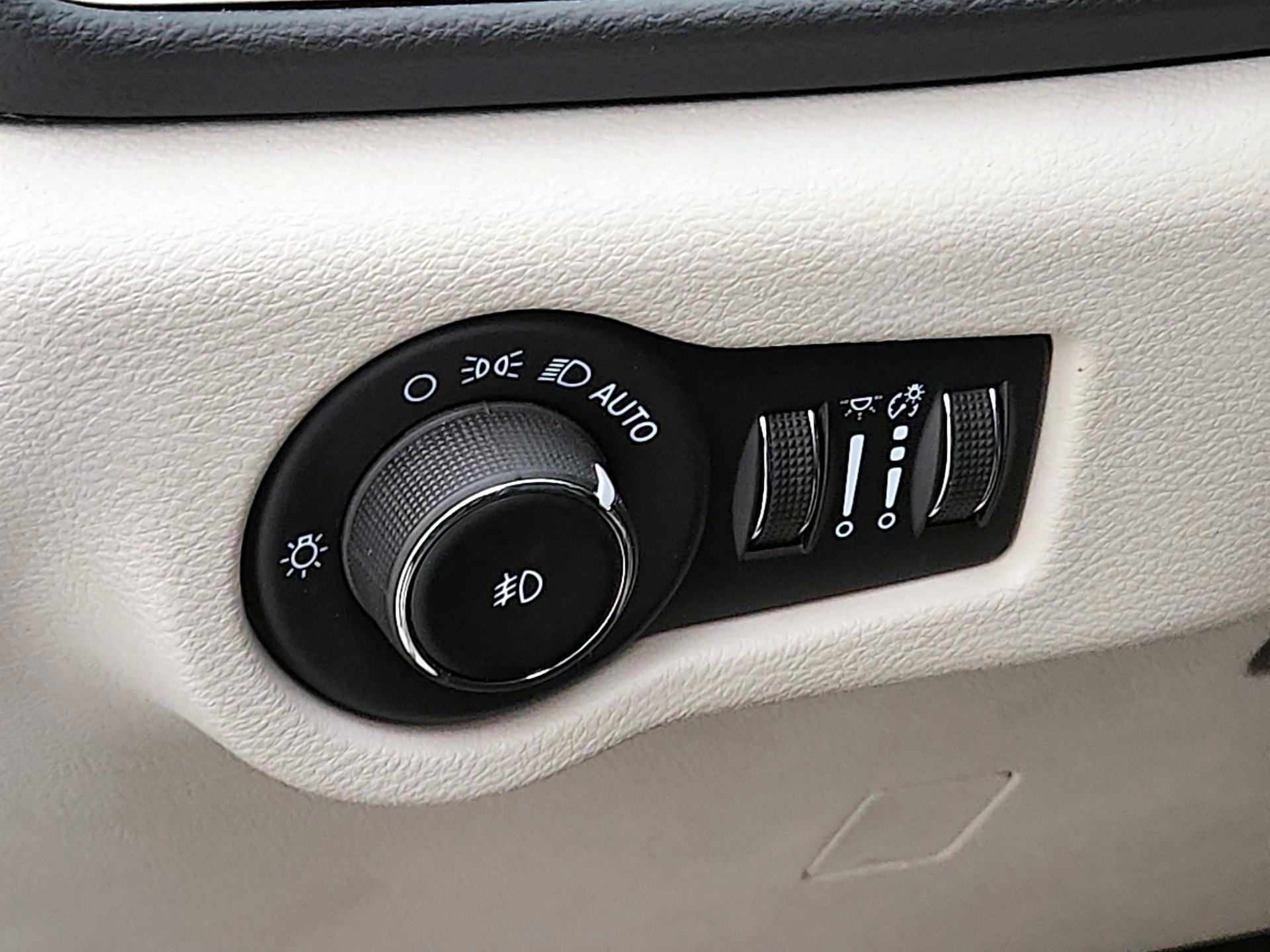 Thumbnail: 2023 Chrysler Pacifica - 13