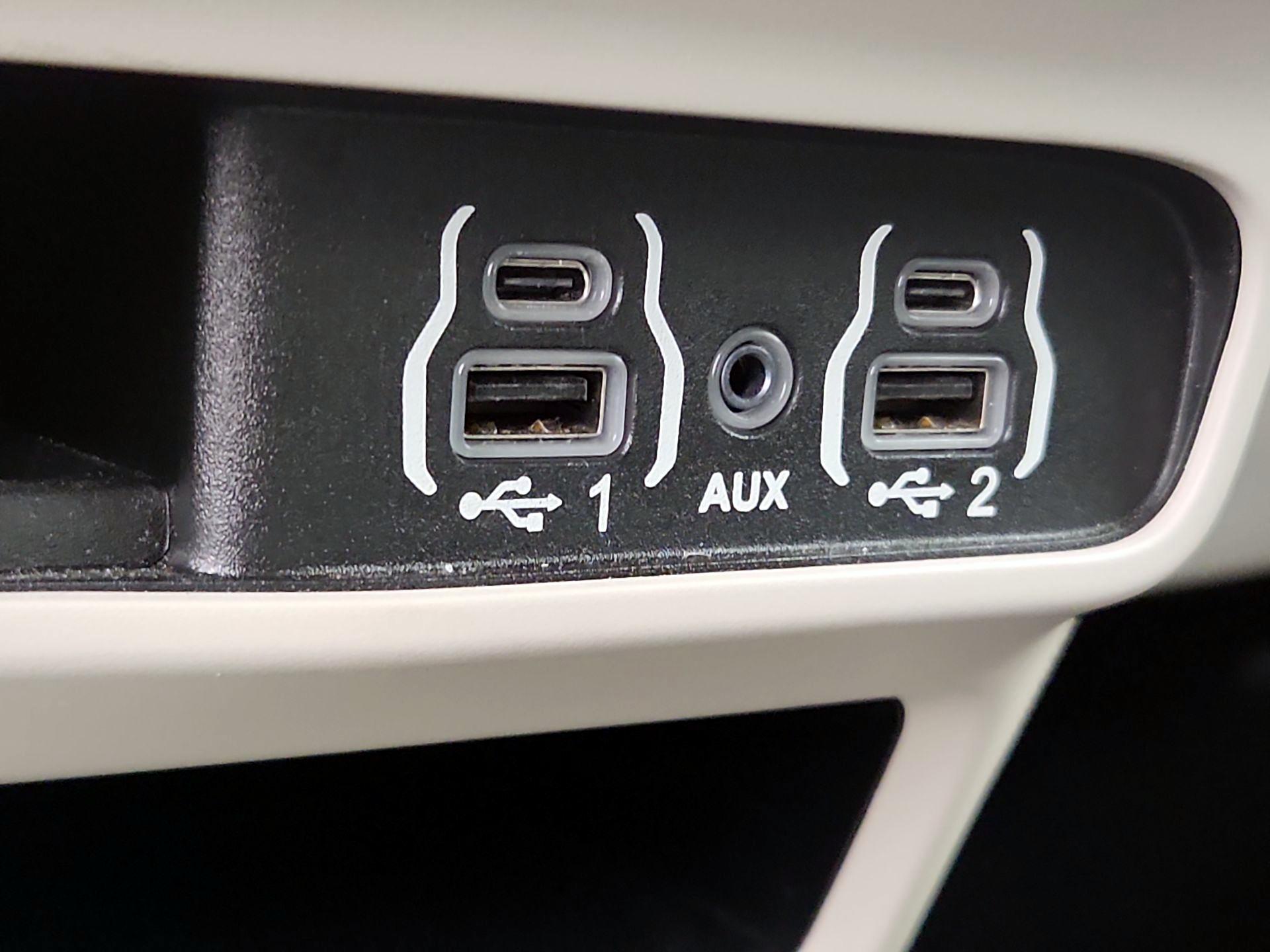 Thumbnail: 2023 Chrysler Pacifica - 18