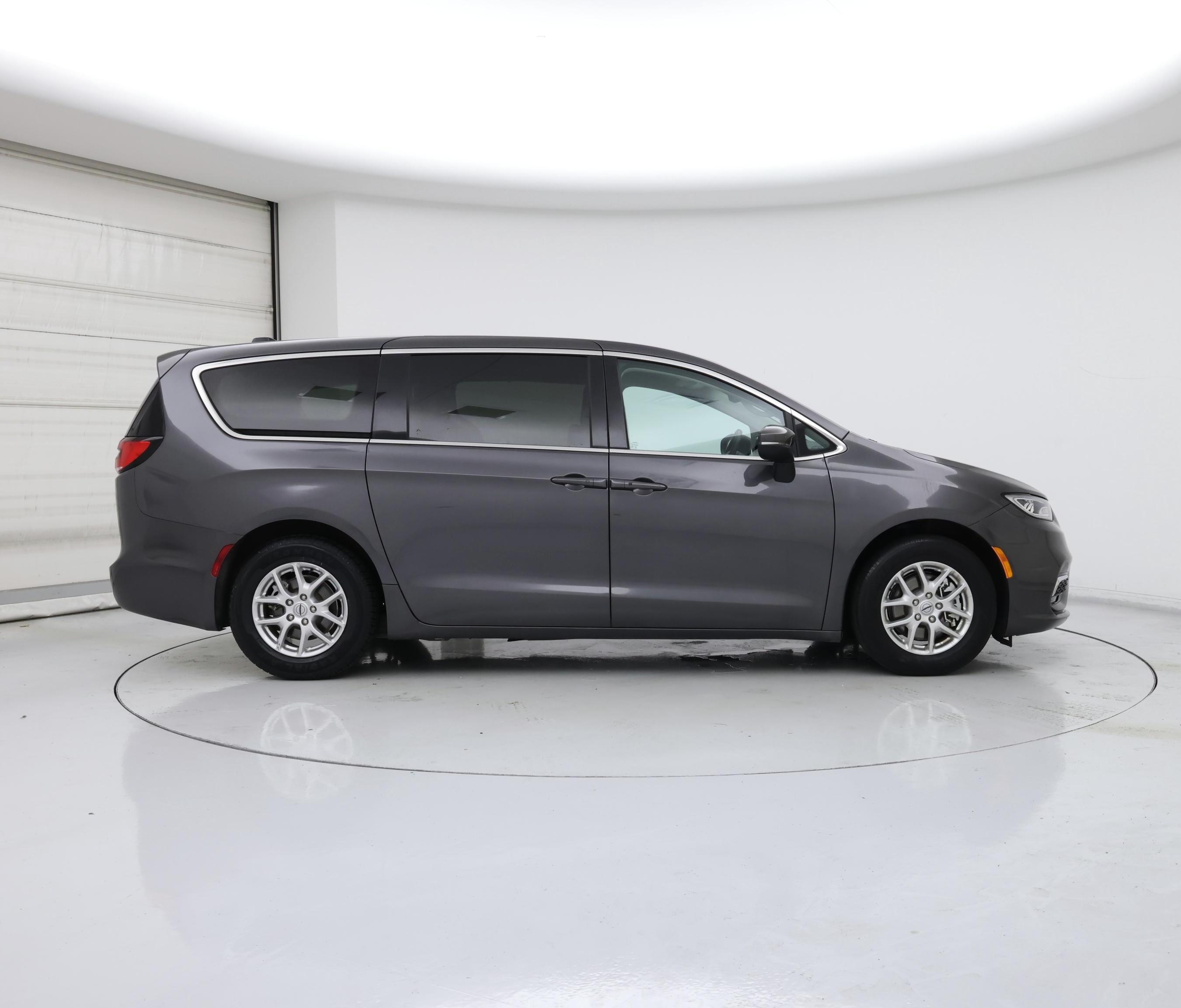 Thumbnail: 2023 Chrysler Pacifica - 7