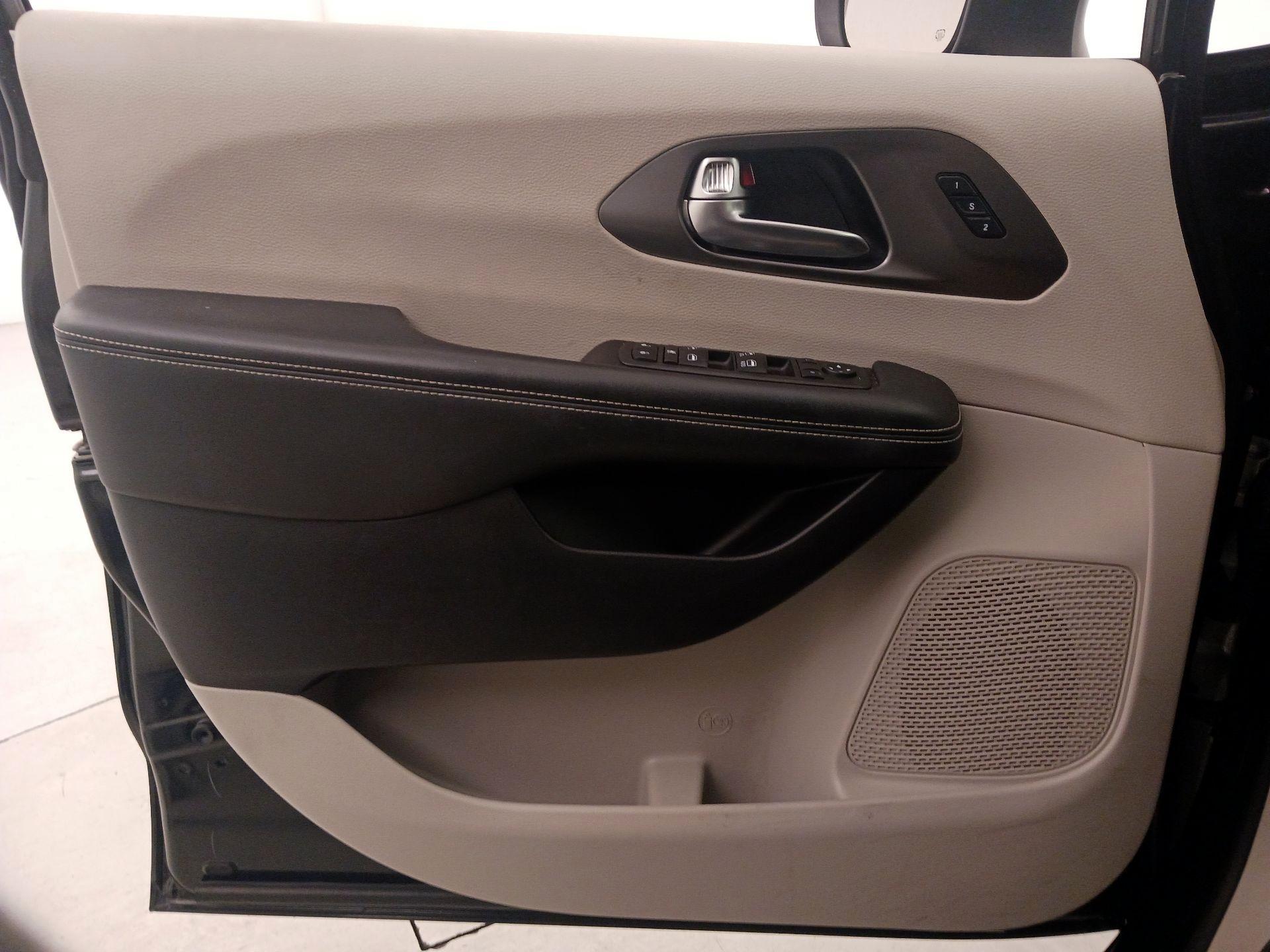 Thumbnail: 2023 Chrysler Pacifica - 12