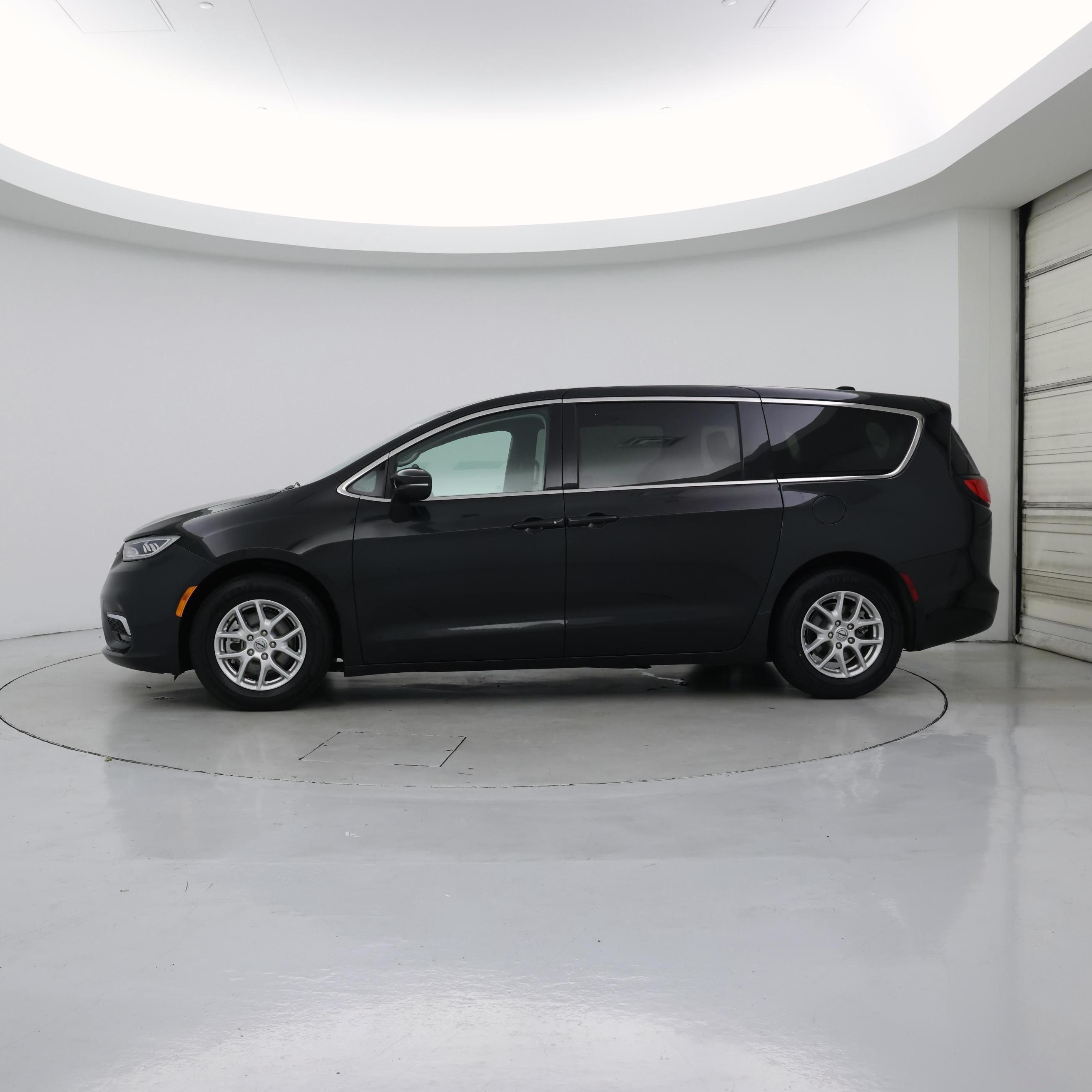 Thumbnail: 2023 Chrysler Pacifica - 3