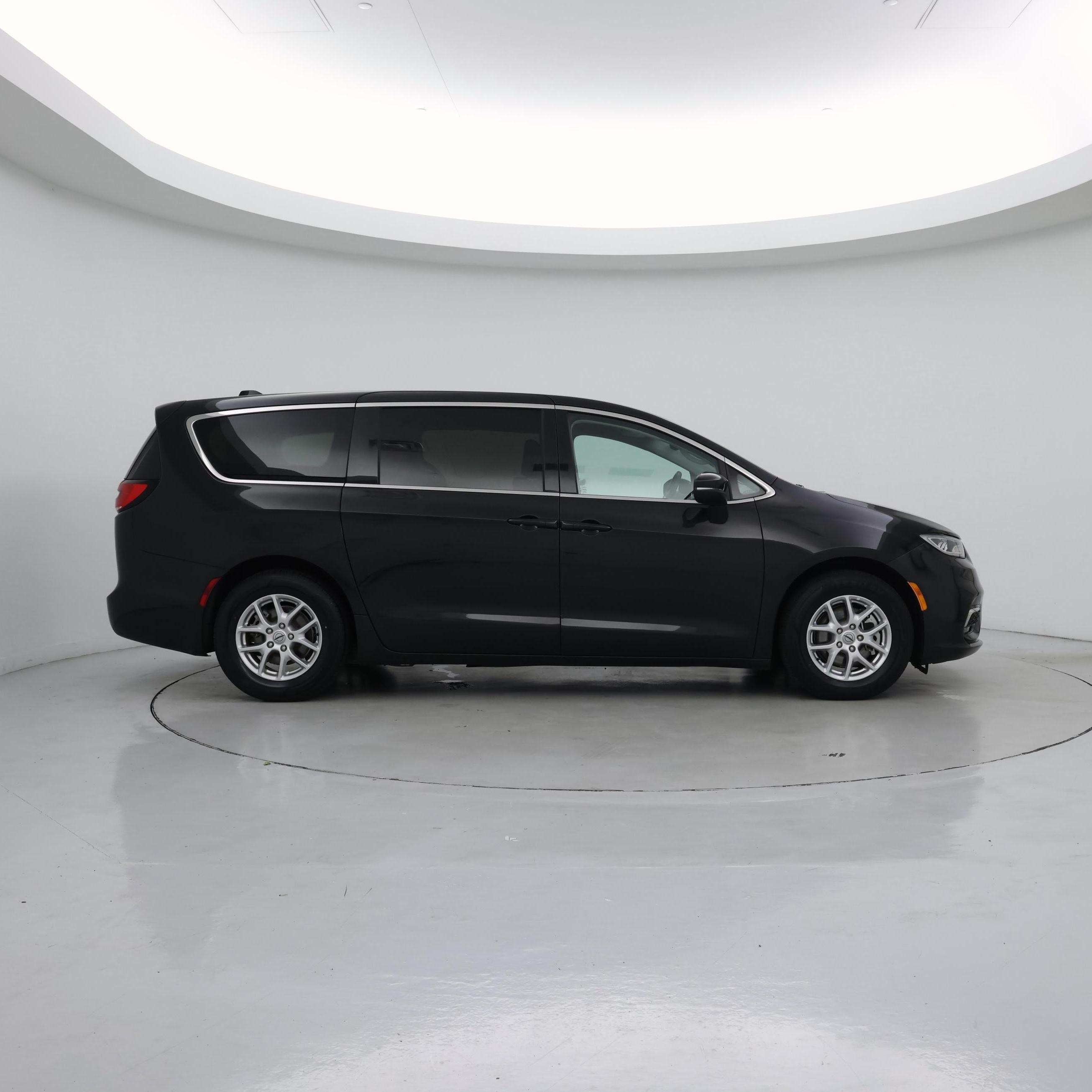 Thumbnail: 2023 Chrysler Pacifica - 7