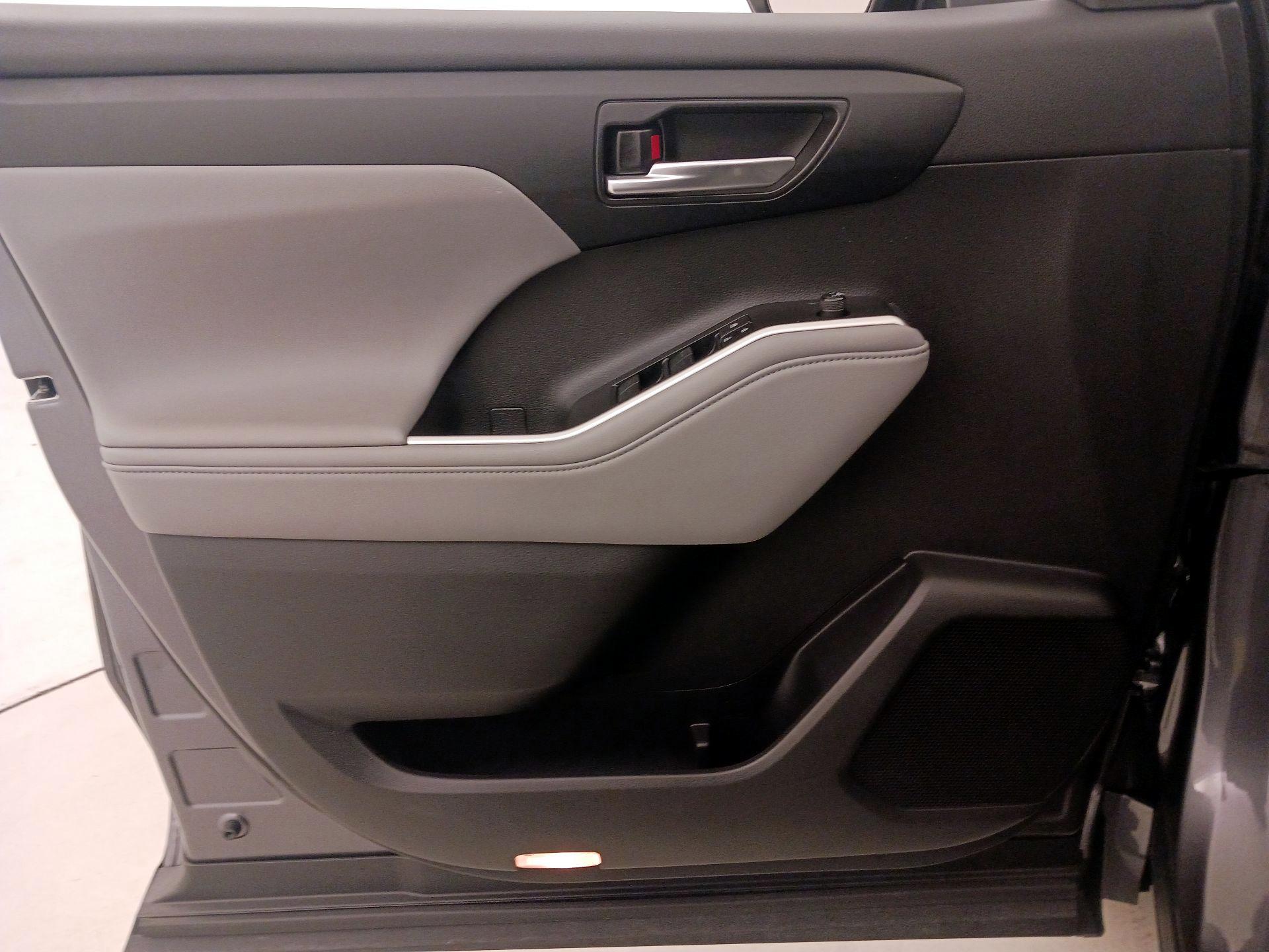 Thumbnail: 2022 Toyota Highlander - 12