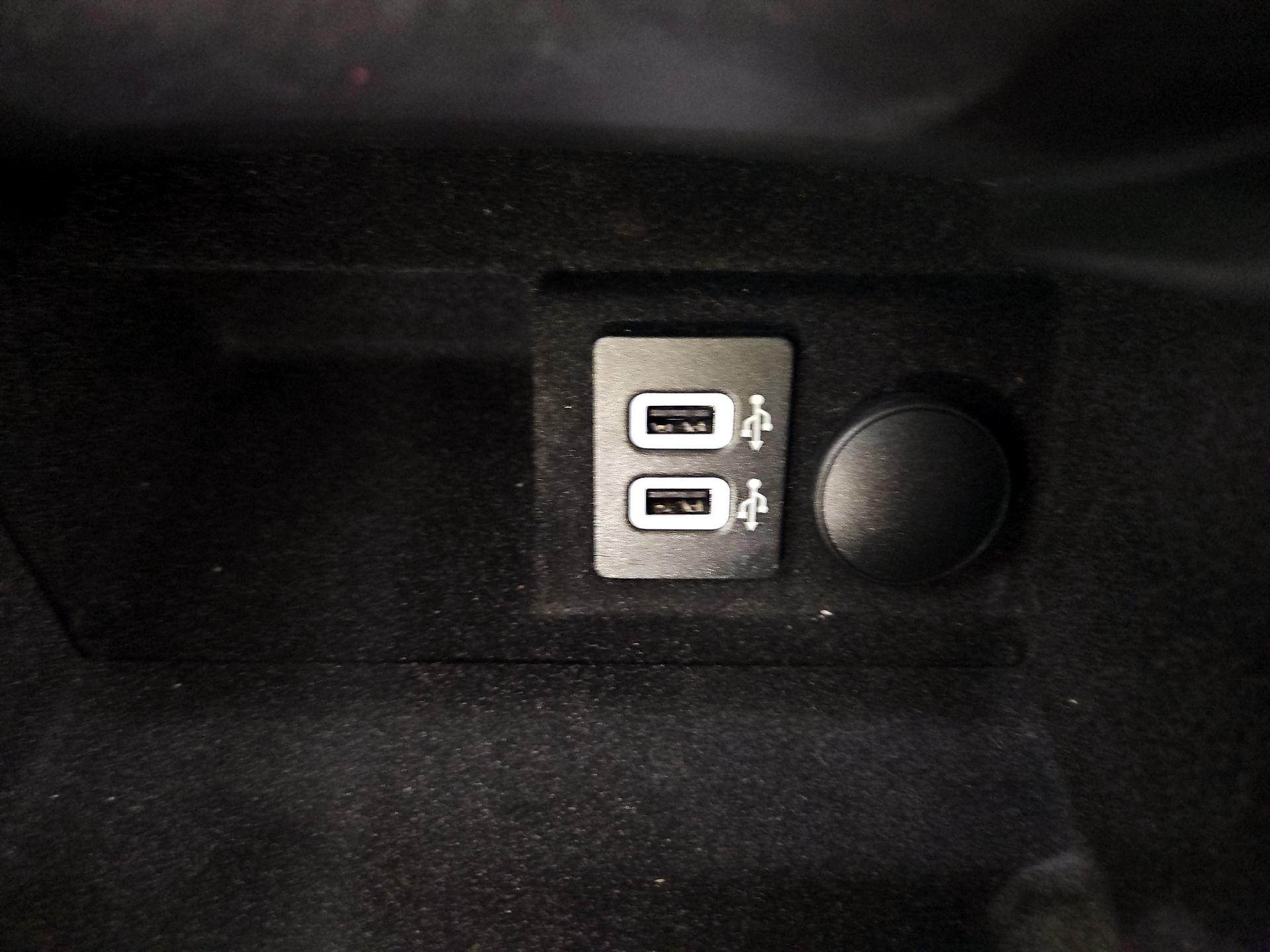 Thumbnail: 2017 Lincoln Continental - 19