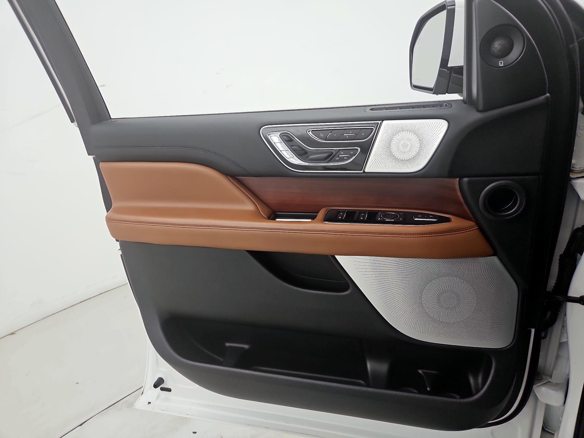 Thumbnail: 2020 Lincoln Navigator L - 12