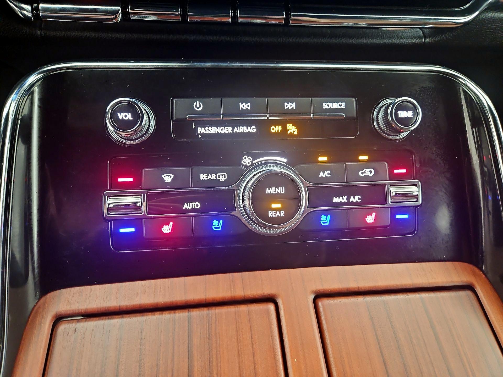 Thumbnail: 2020 Lincoln Navigator L - 17