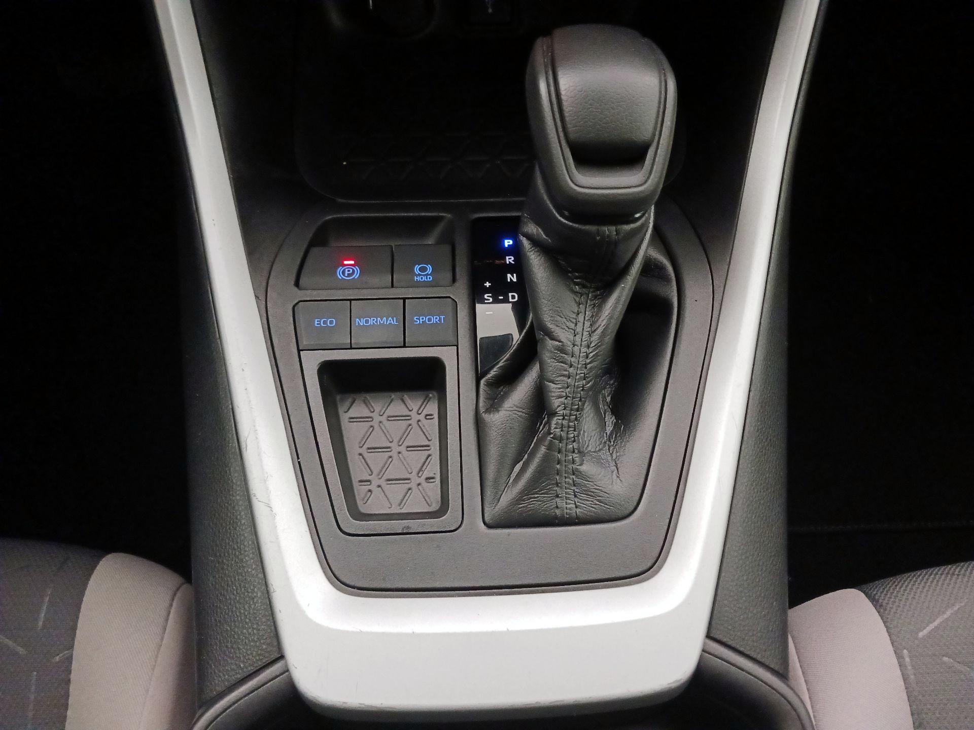 Thumbnail: 2021 Toyota RAV4 - 17