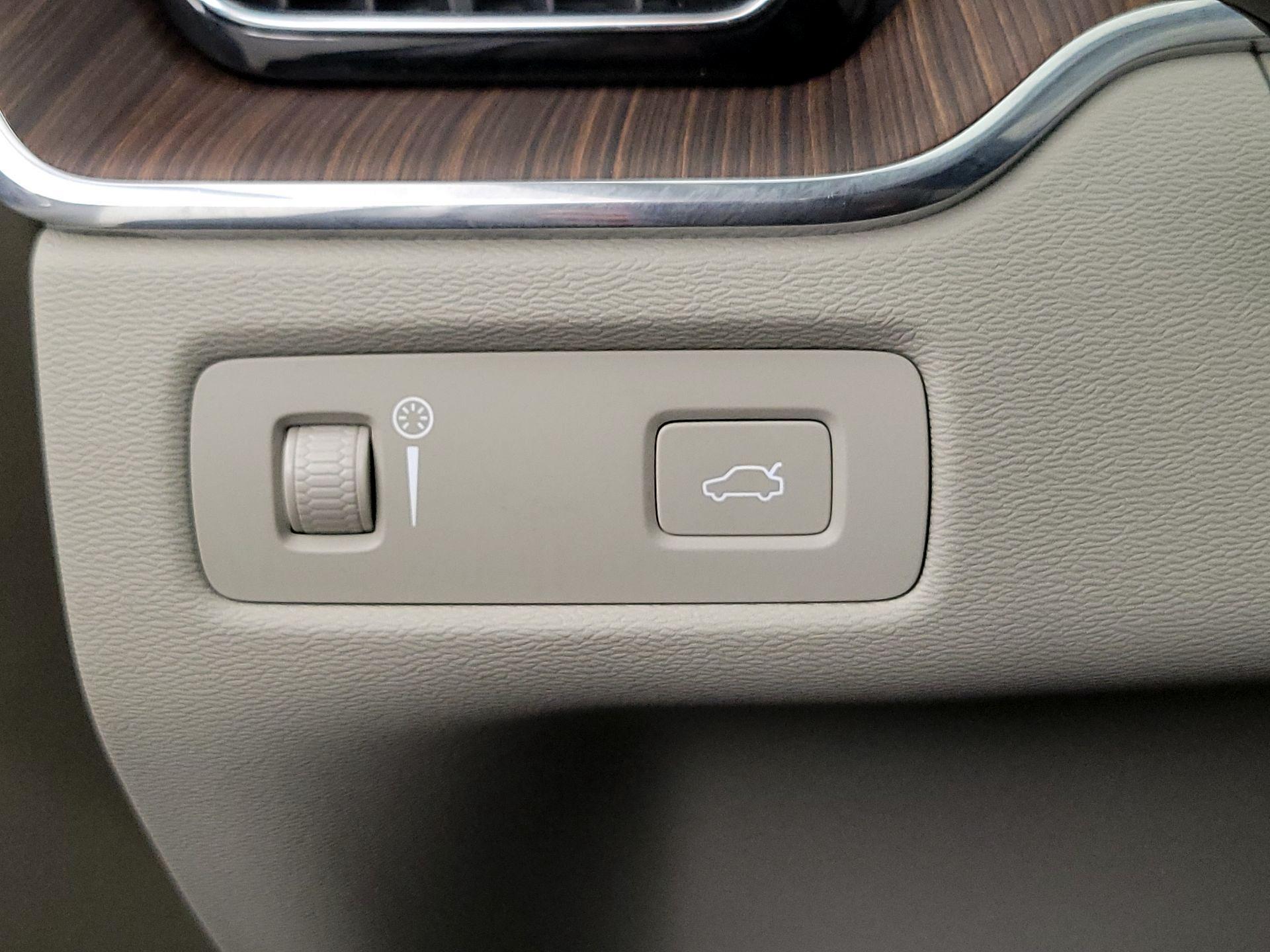 Thumbnail: 2021 Volvo XC60 - 13