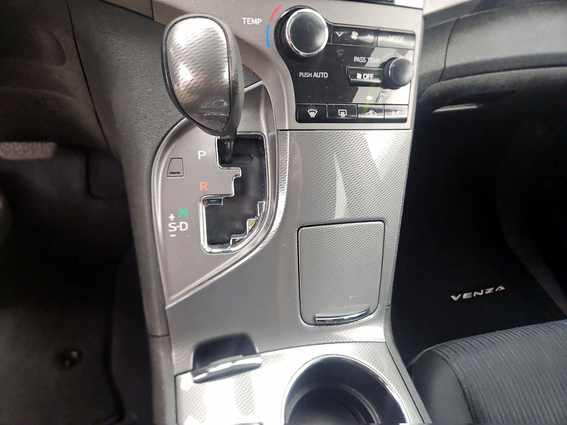 Thumbnail: 2015 Toyota Venza - 17