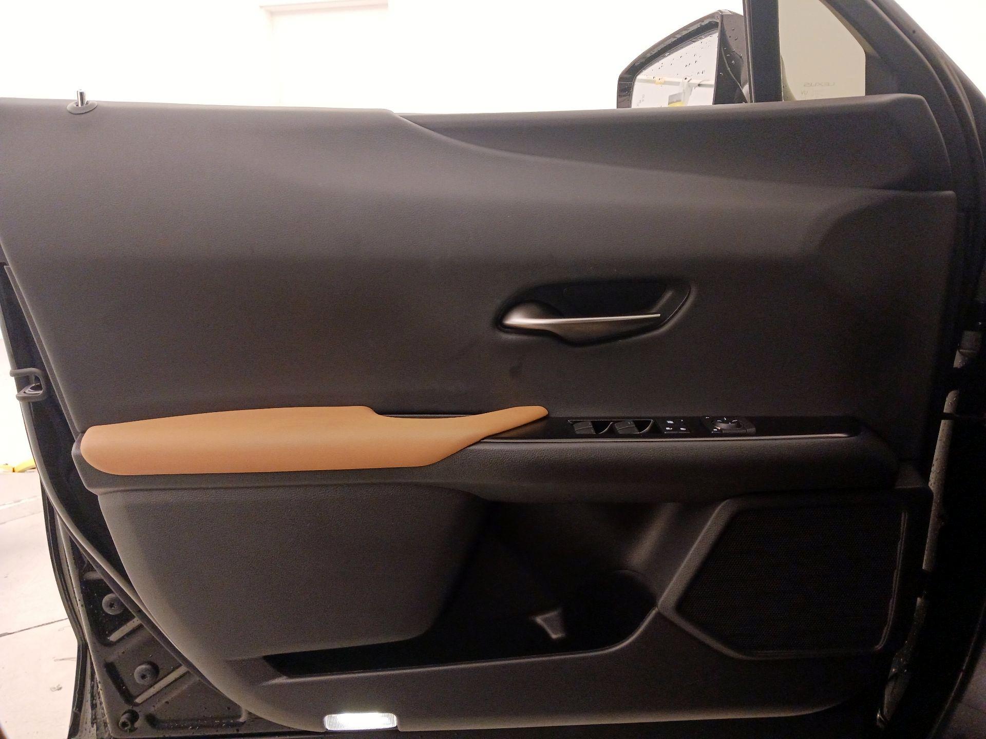 Thumbnail: 2023 Lexus UX - 12