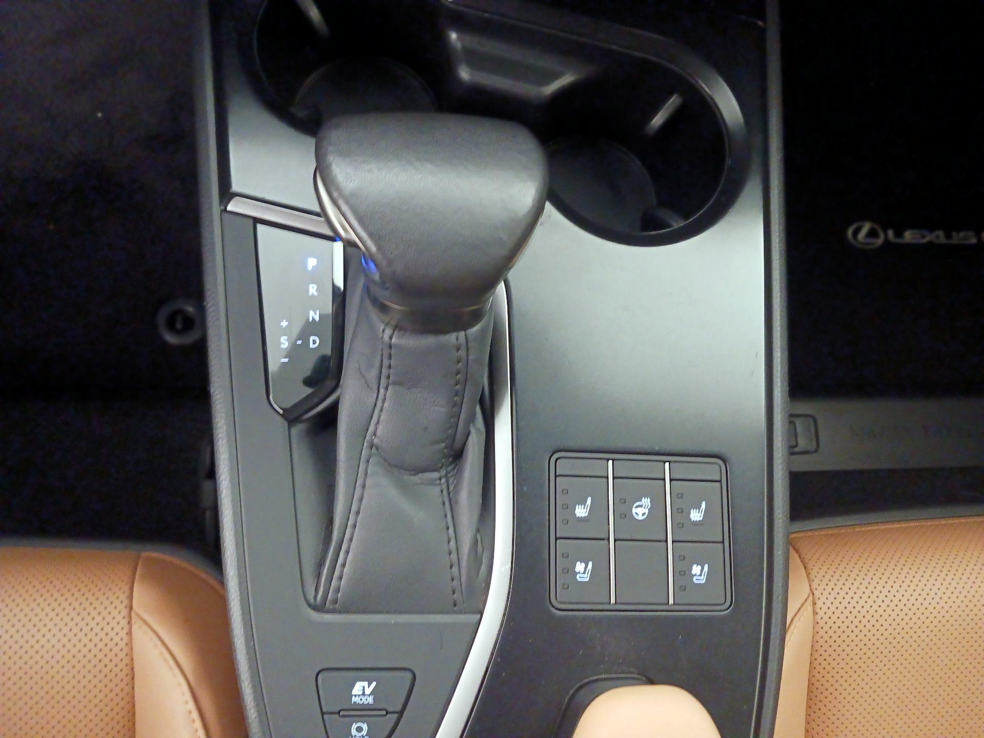 Thumbnail: 2023 Lexus UX - 17