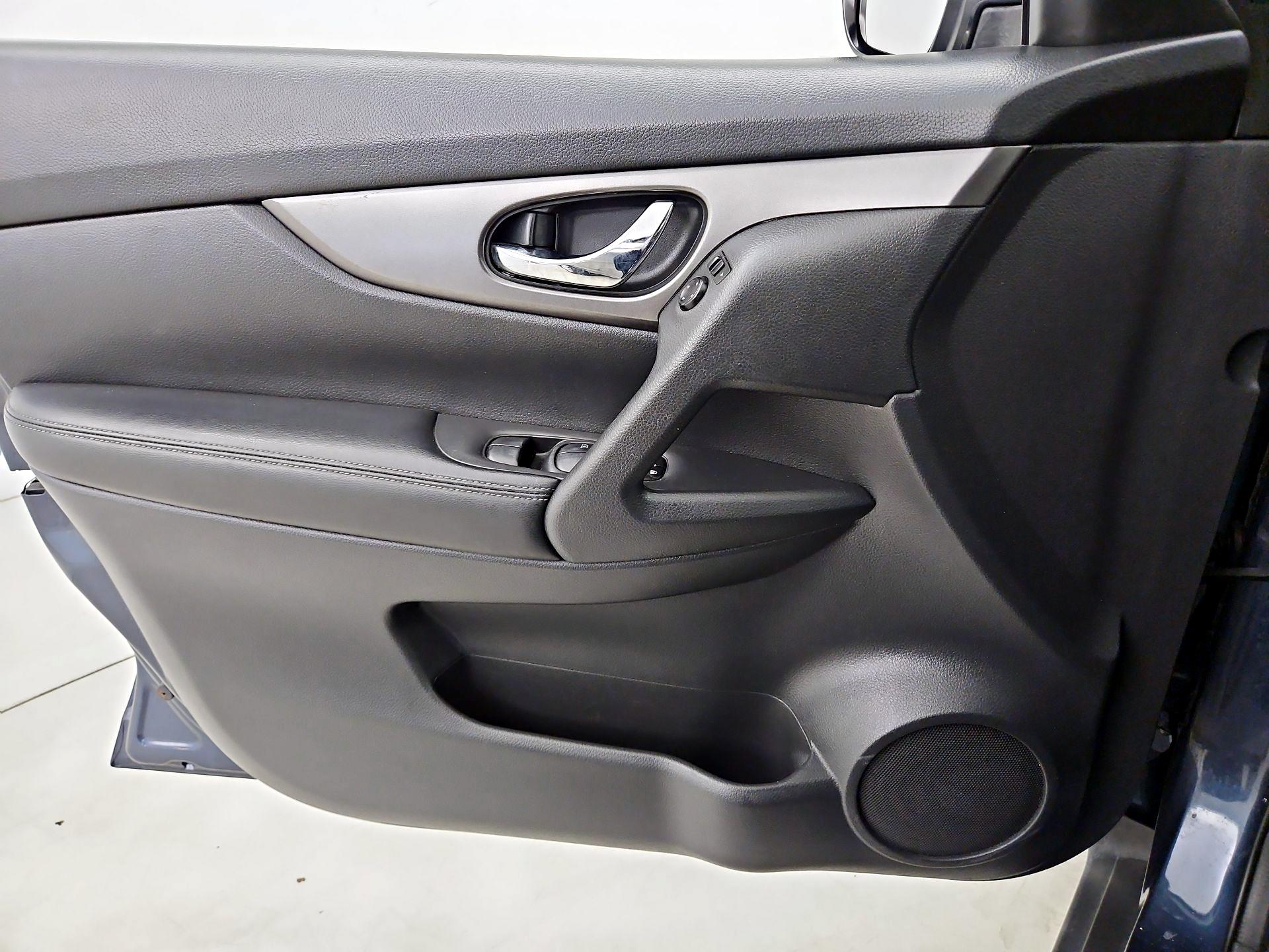 Thumbnail: 2016 Nissan Rogue - 12
