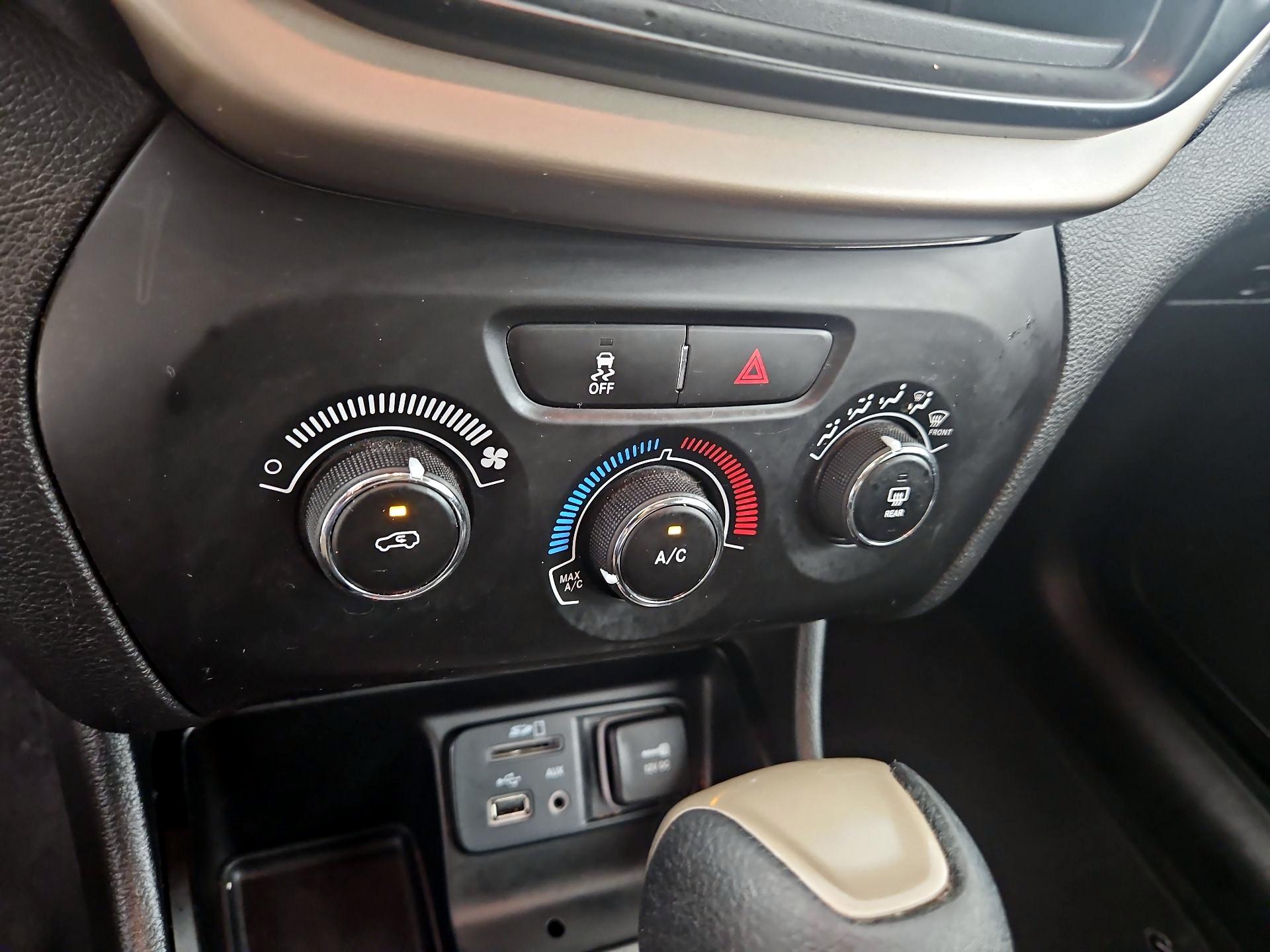 Thumbnail: 2014 Jeep Cherokee - 15