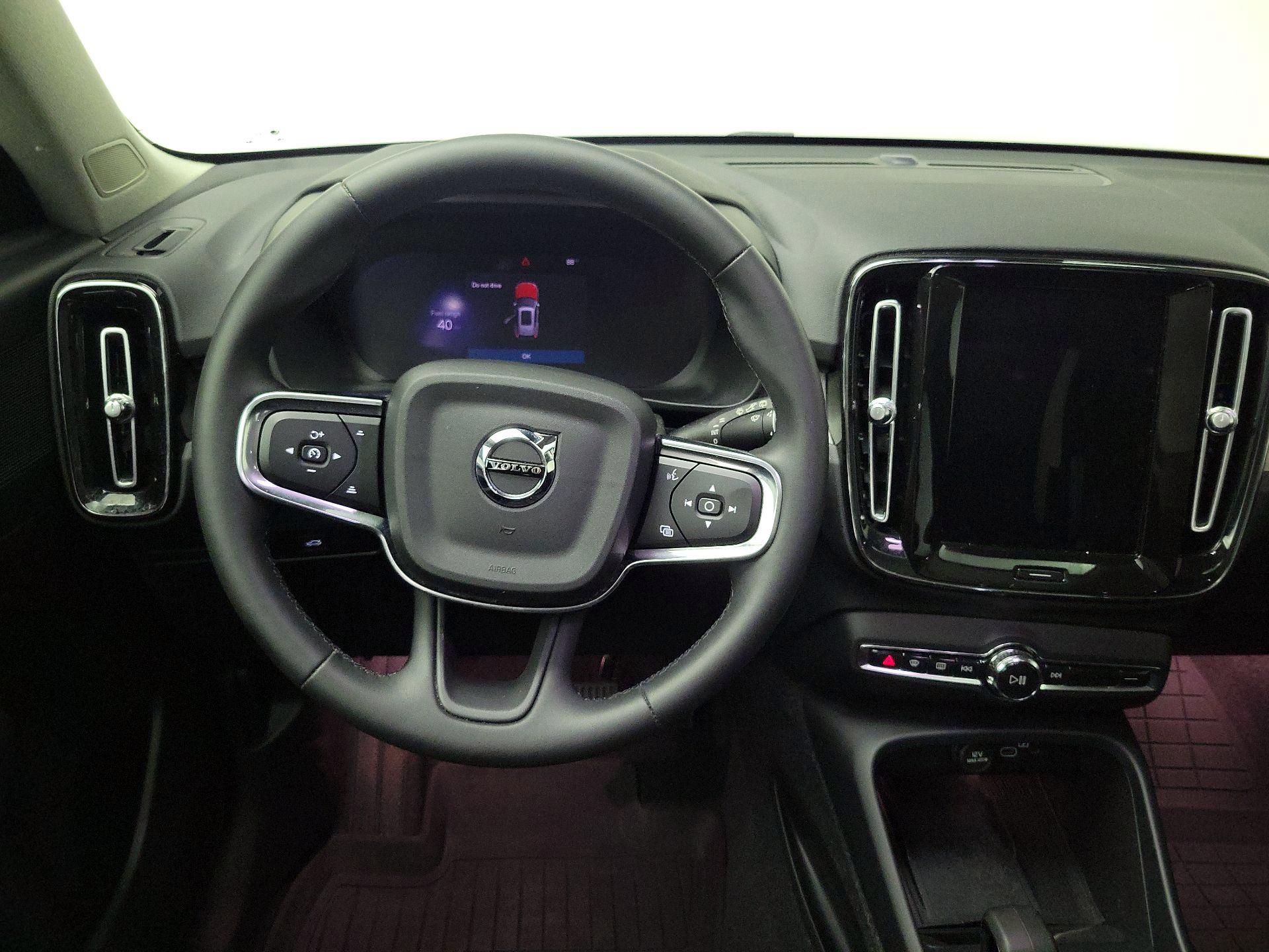 Thumbnail: 2024 Volvo XC40 - 10